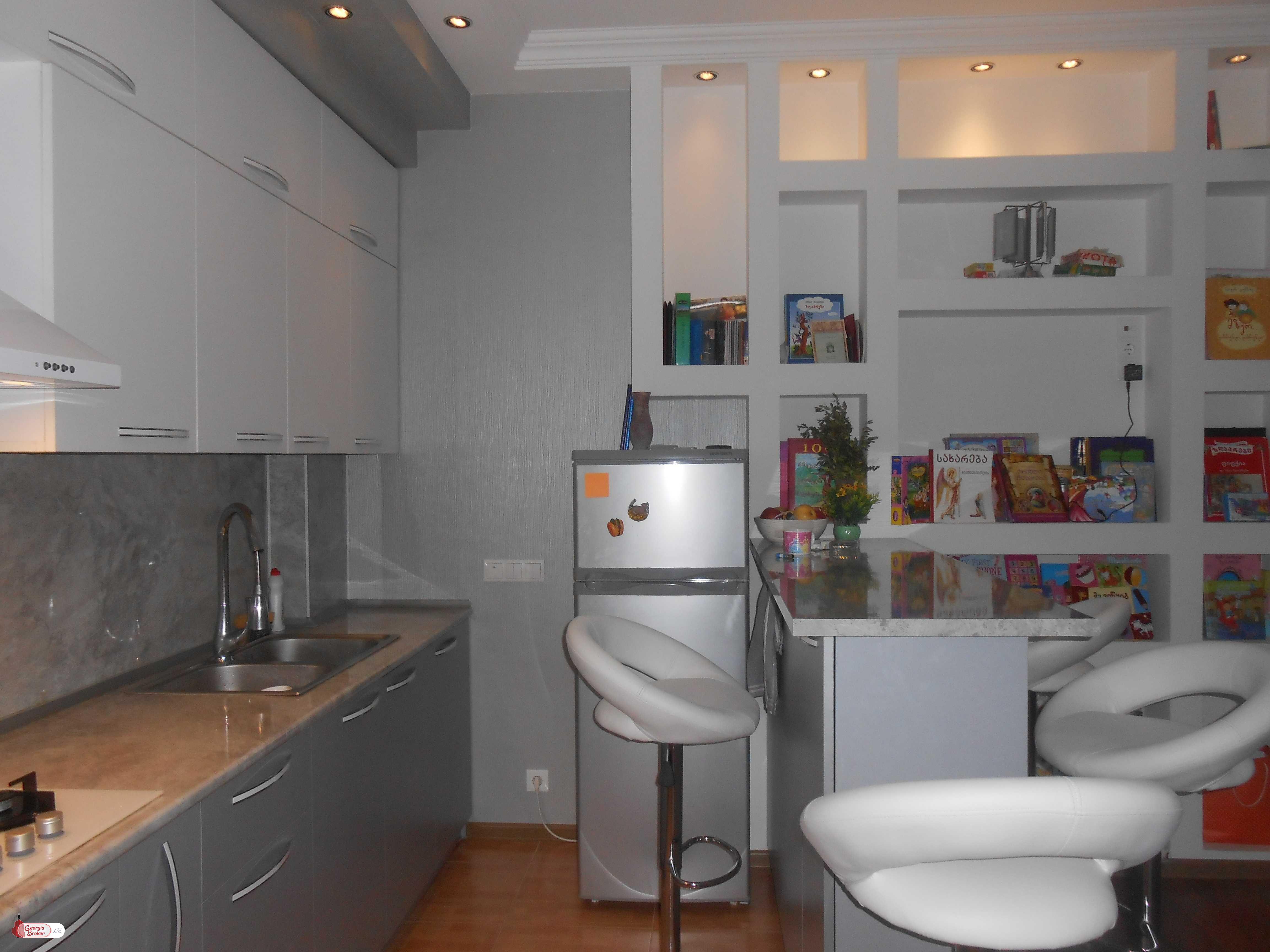 იყიდება ძველი გარემონტებული 3 ოთახიანი ბინა