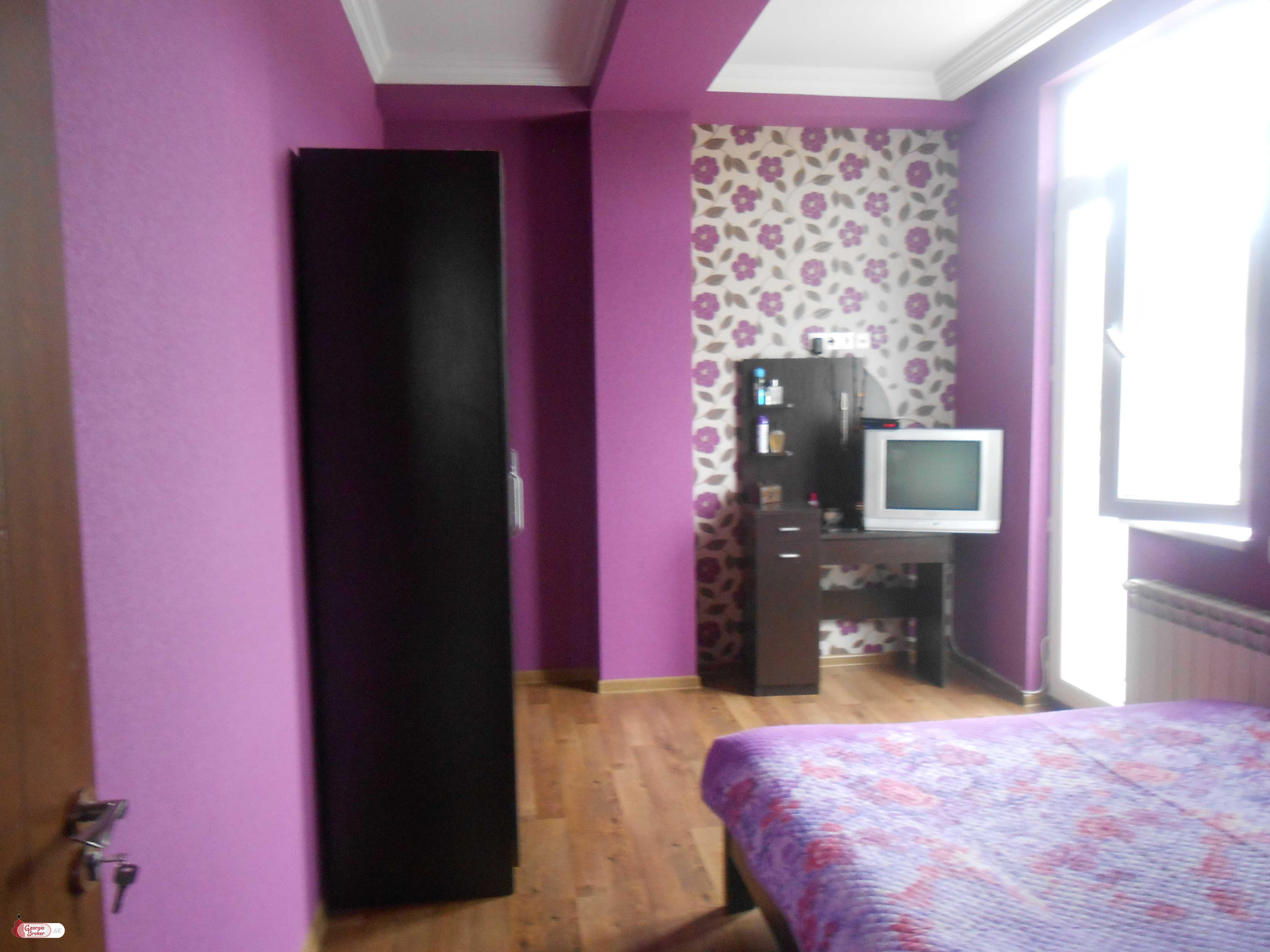 იყიდება ძველი გარემონტებული 3 ოთახიანი ბინა