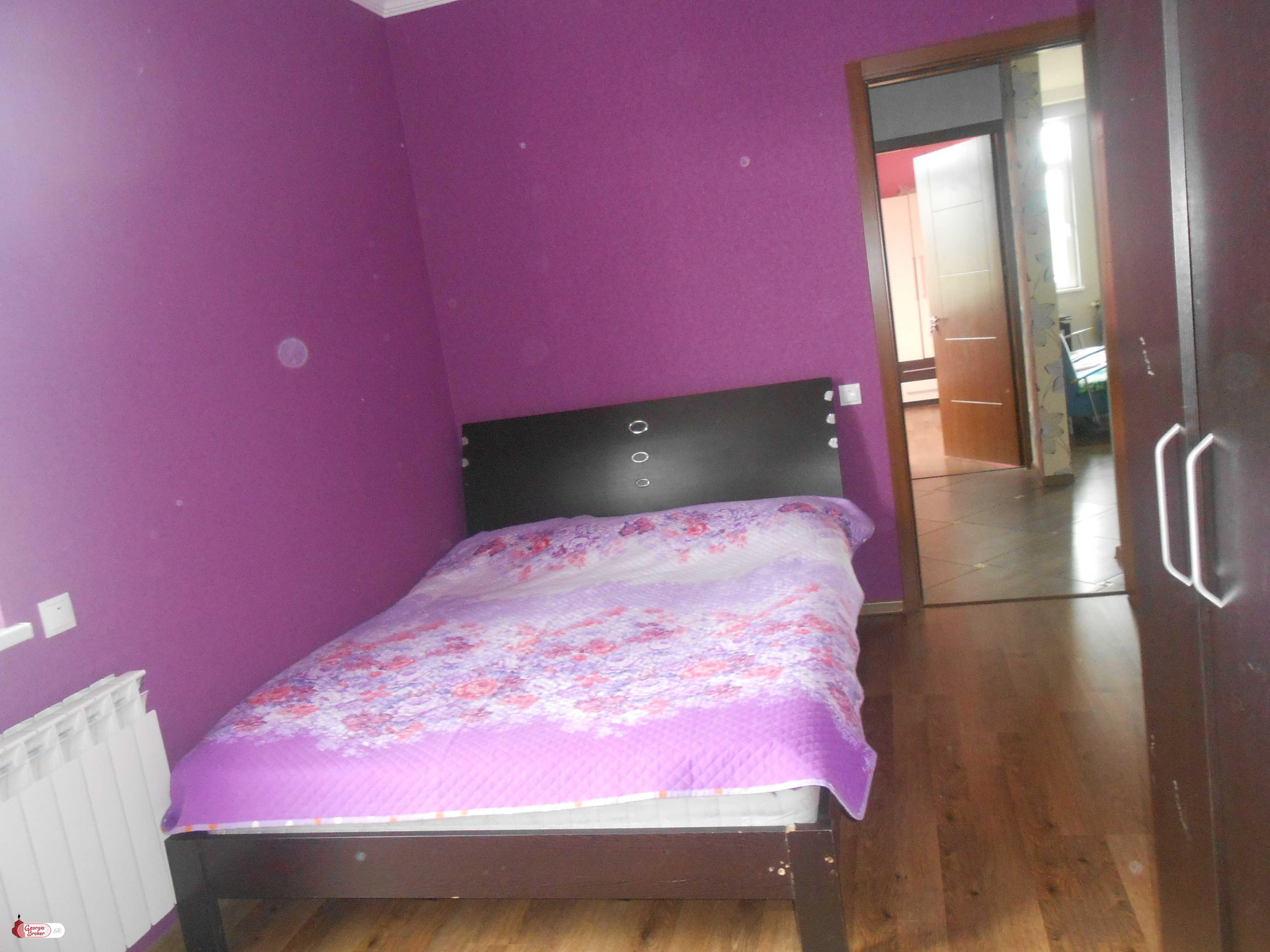 იყიდება ძველი გარემონტებული 3 ოთახიანი ბინა