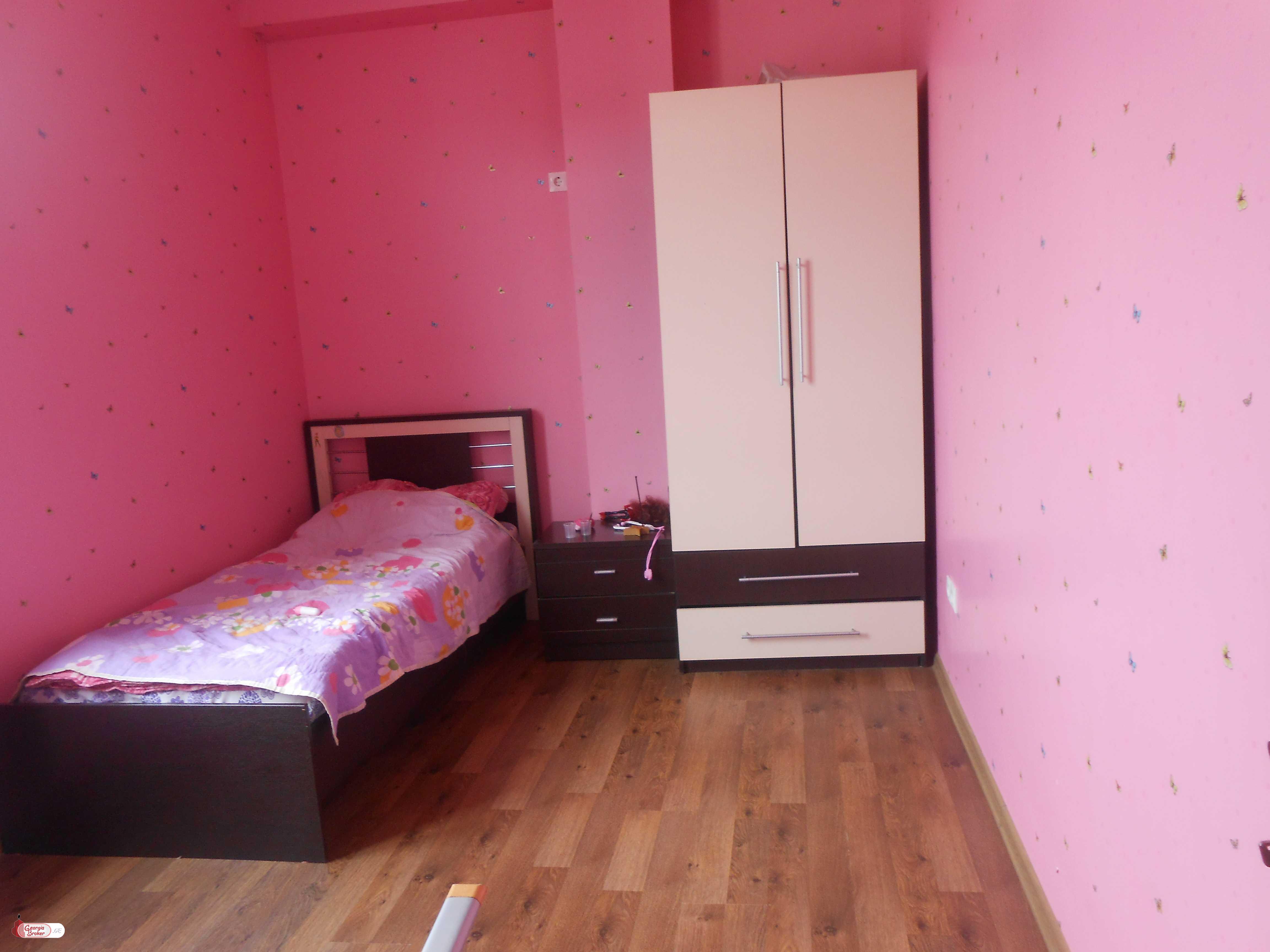 იყიდება ძველი გარემონტებული 3 ოთახიანი ბინა