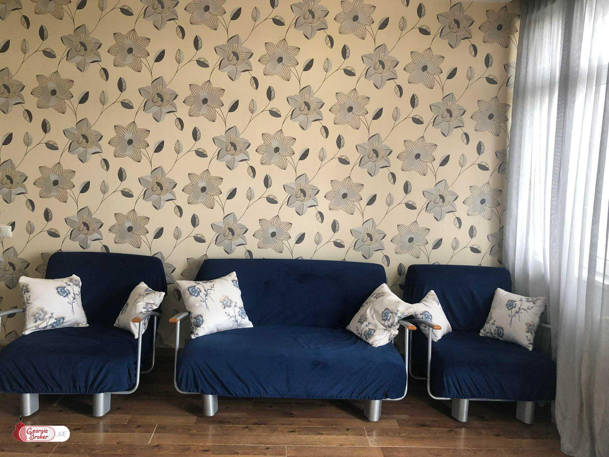 იყიდება ძველი გარემონტებული 3 ოთახიანი ბინა