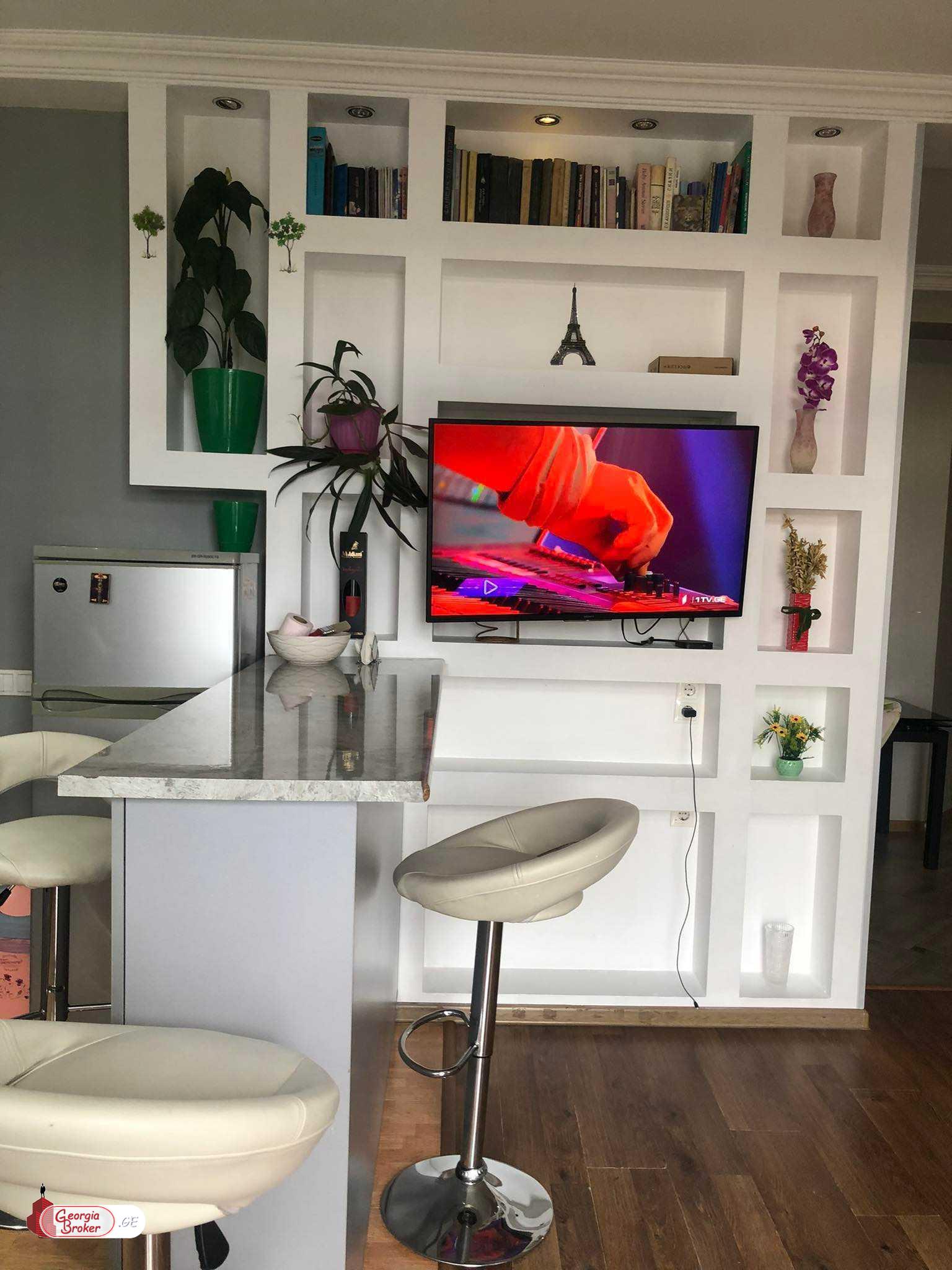 იყიდება ძველი გარემონტებული 3 ოთახიანი ბინა