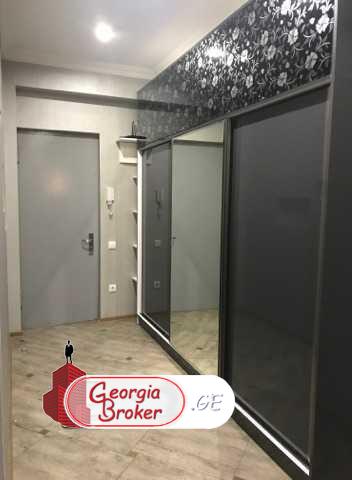 იყიდება ძველი გარემონტებული 3 ოთახიანი ბინა