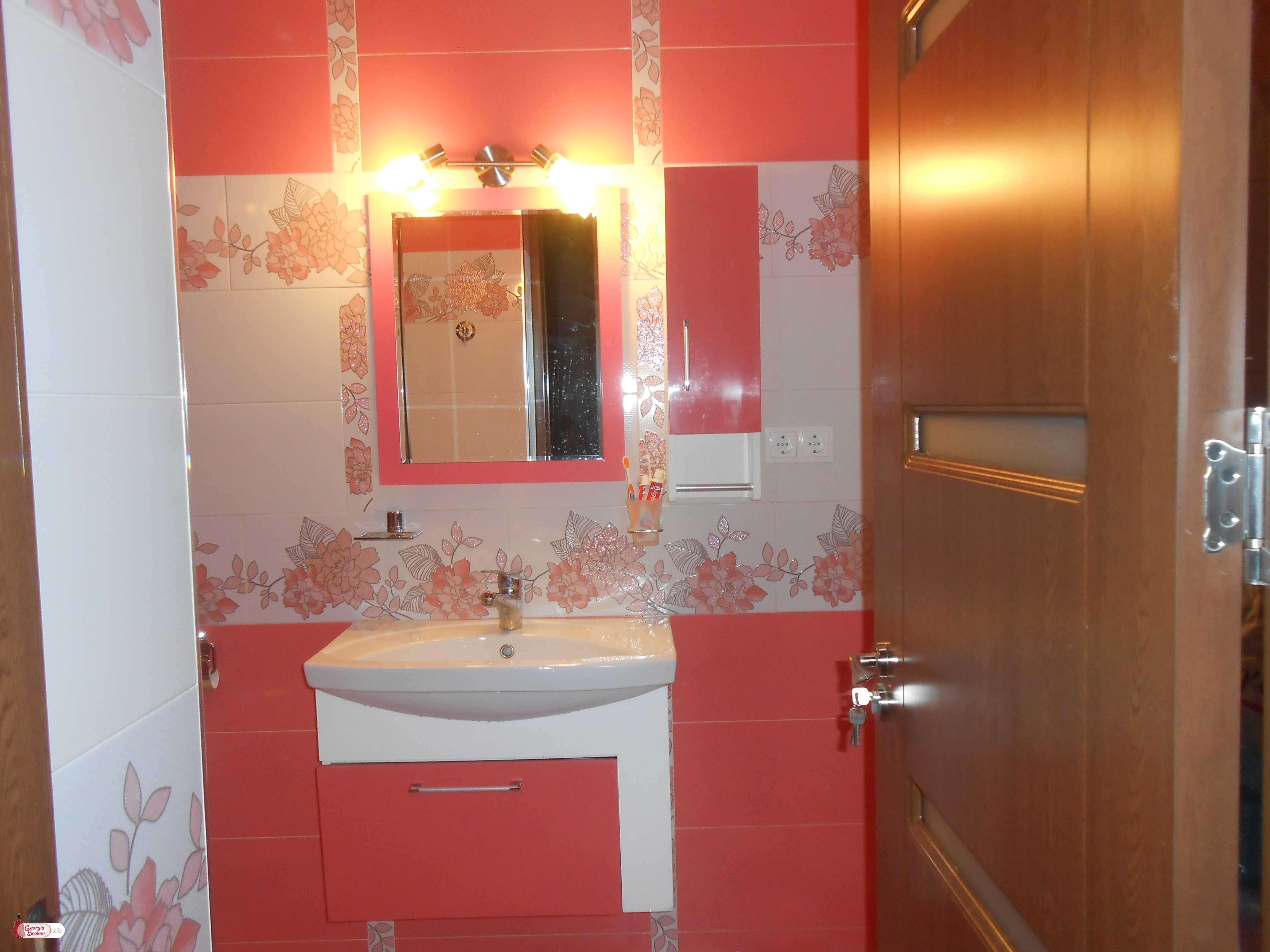 იყიდება ძველი გარემონტებული 3 ოთახიანი ბინა