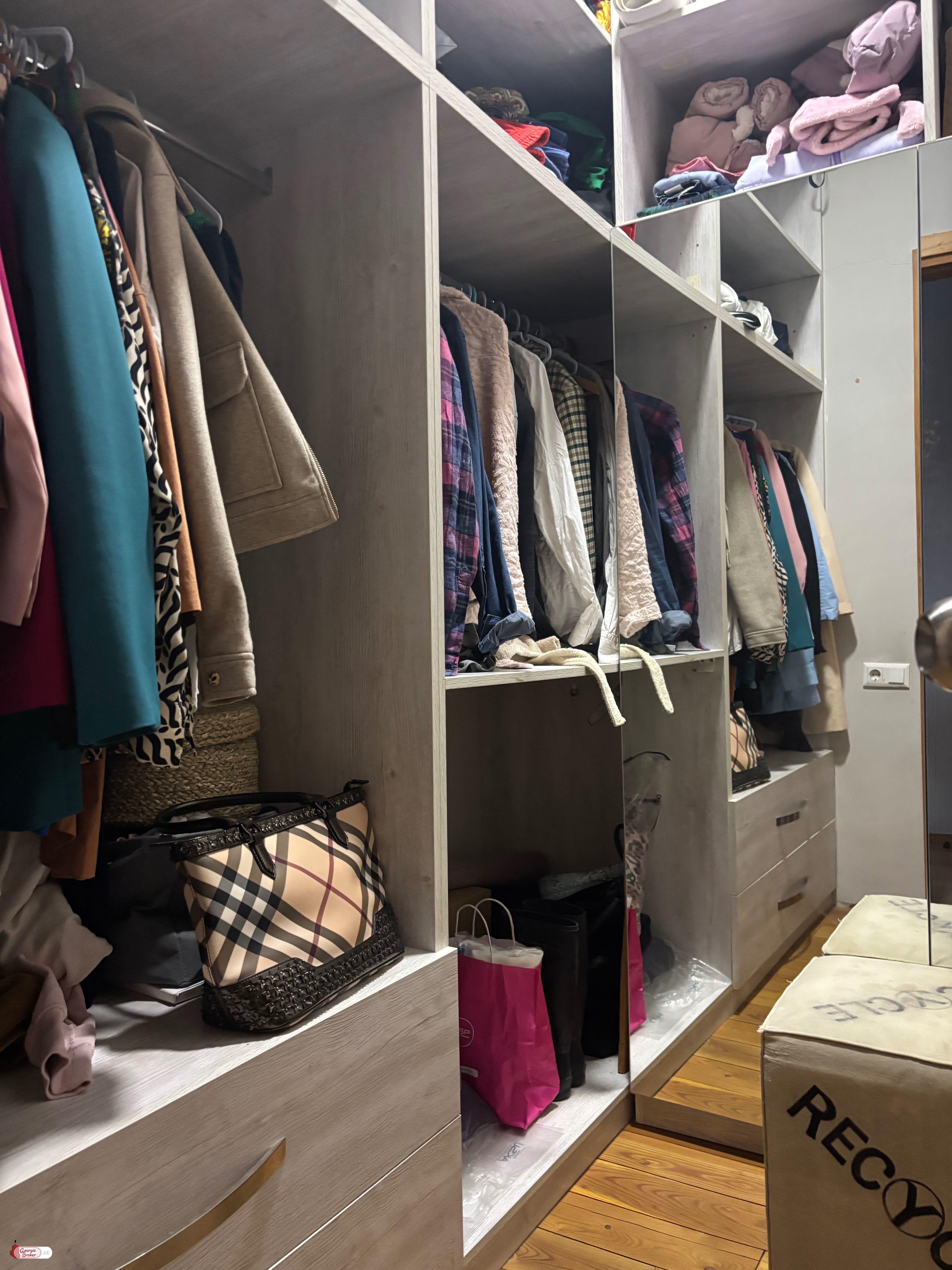 იყიდება ახალი გარემონტებული 3 ოთახიანი ბინა