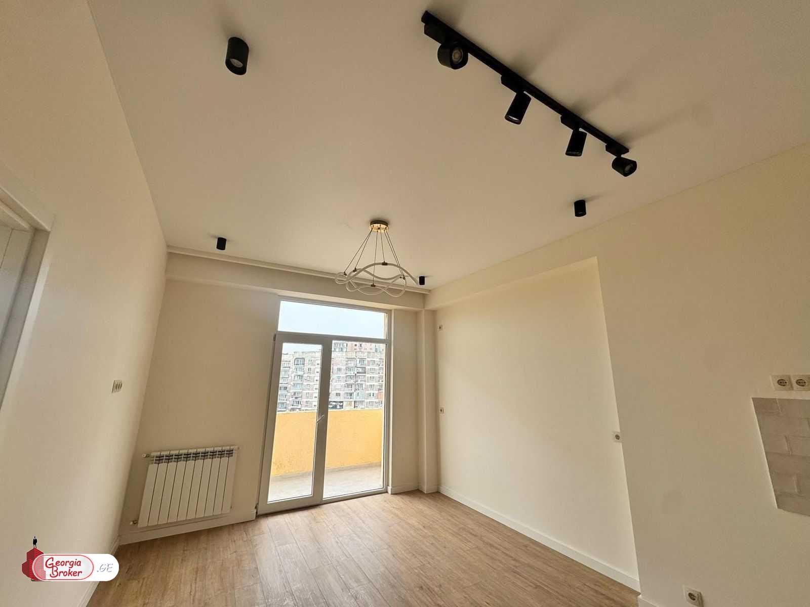 продается квартира с новым ремонтом 4-комнаты