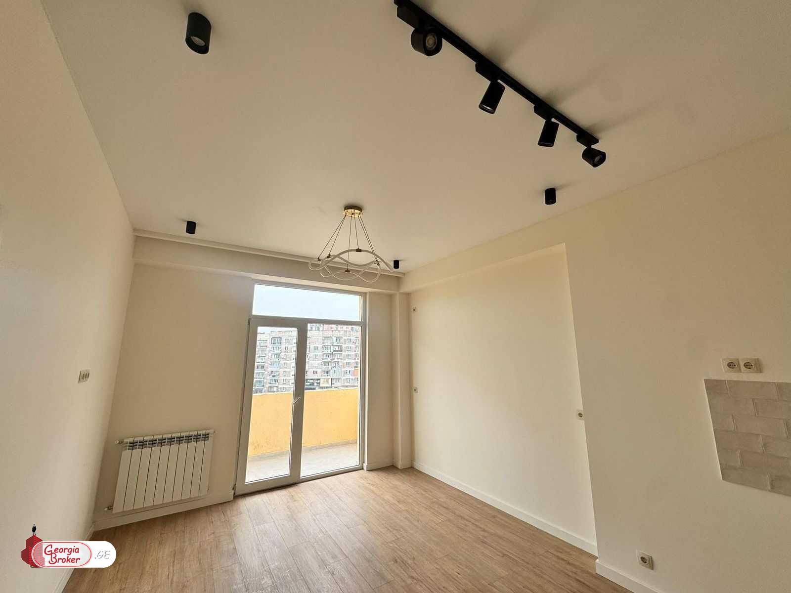 продается квартира с новым ремонтом 4-комнаты