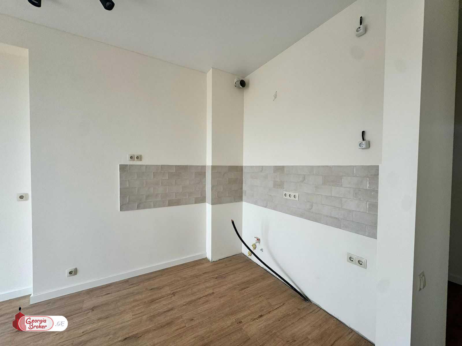 продается квартира с новым ремонтом 4-комнаты