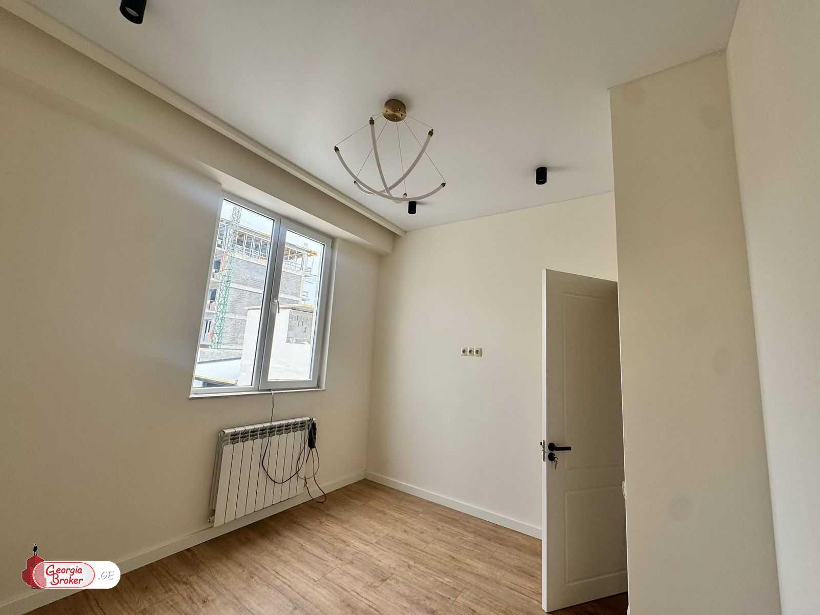 продается квартира с новым ремонтом 4-комнаты