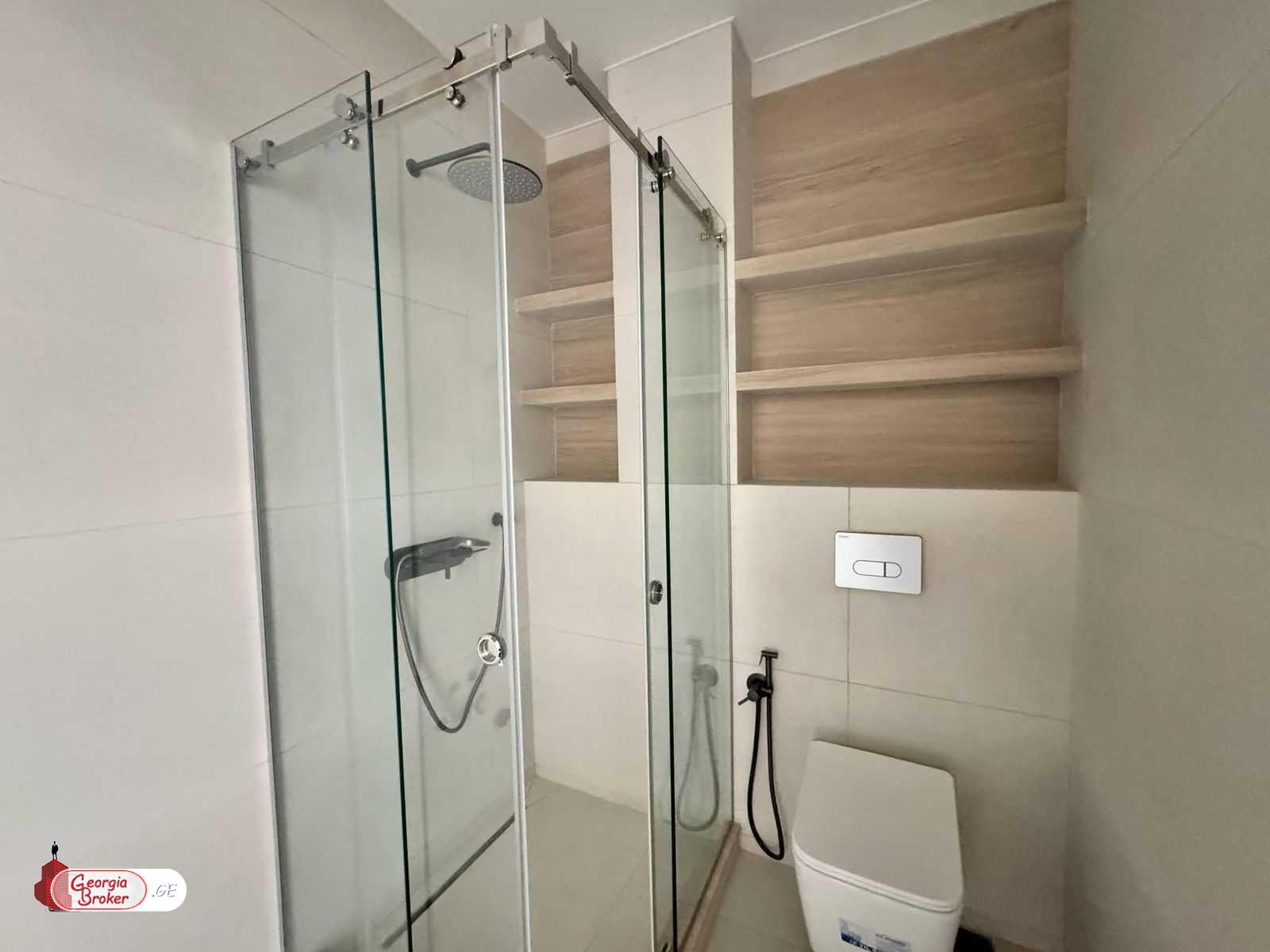 продается квартира с новым ремонтом 4-комнаты