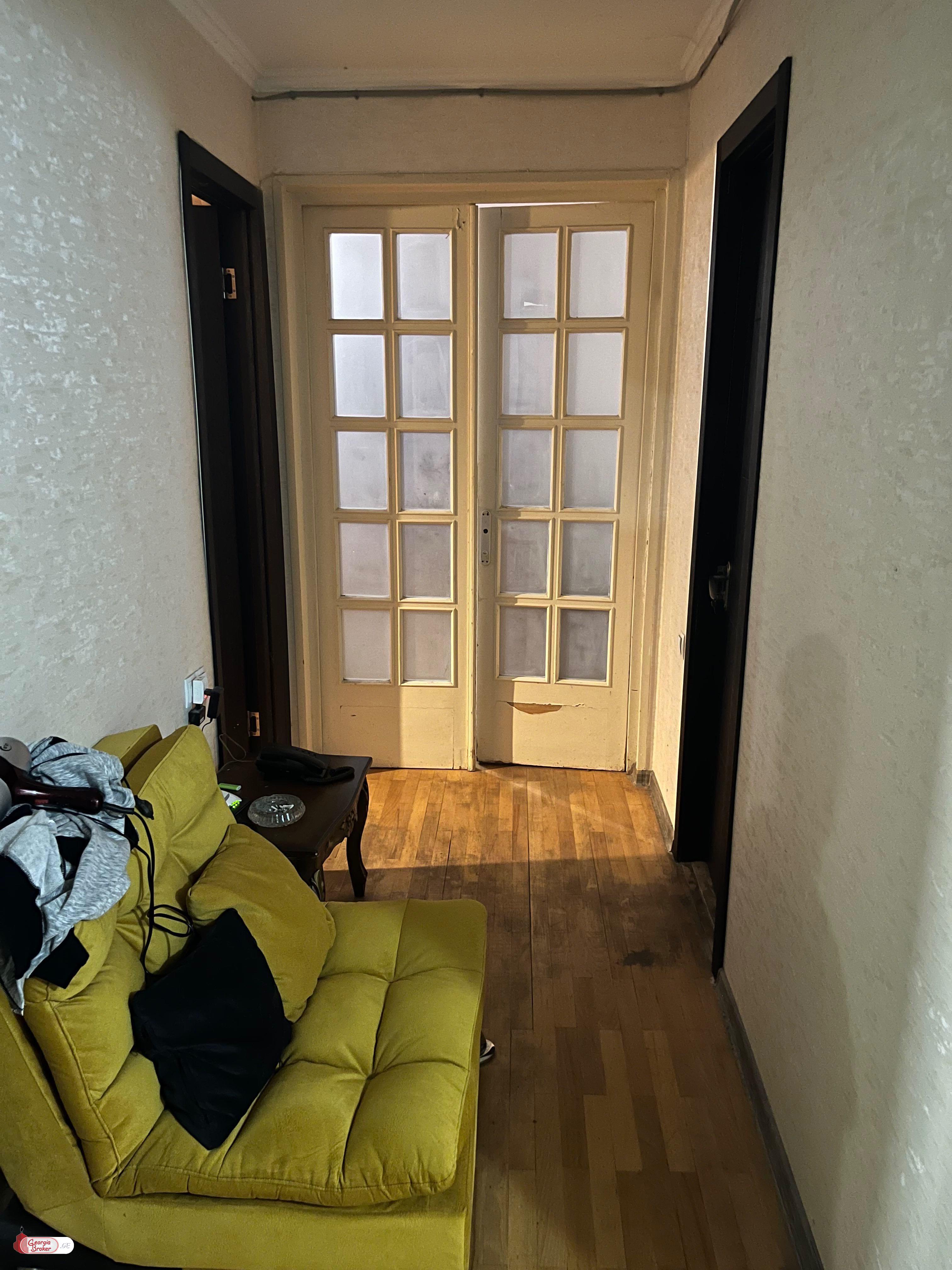 продается квартира со старым ремонтом 4-комнаты