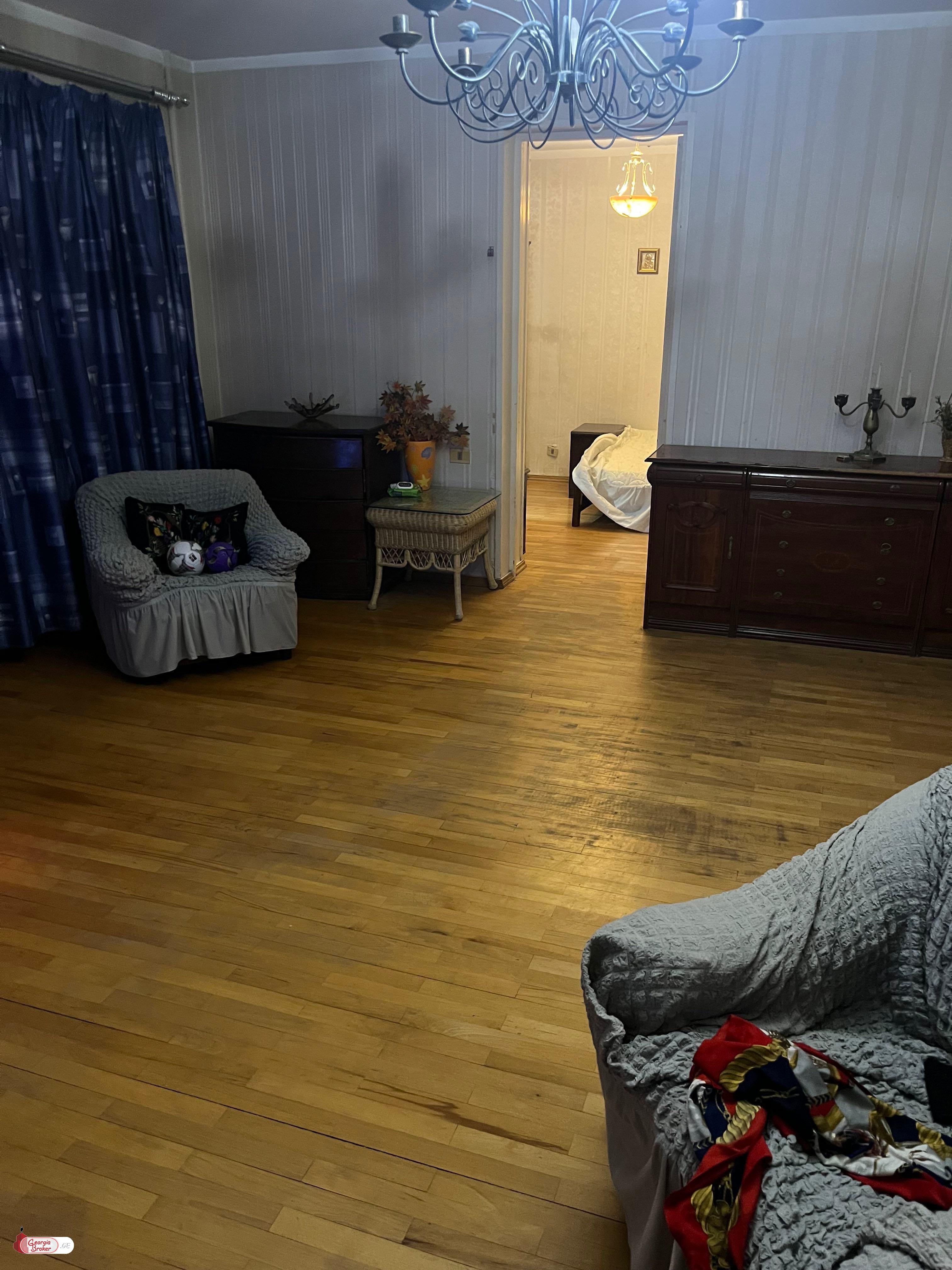 продается квартира со старым ремонтом 4-комнаты