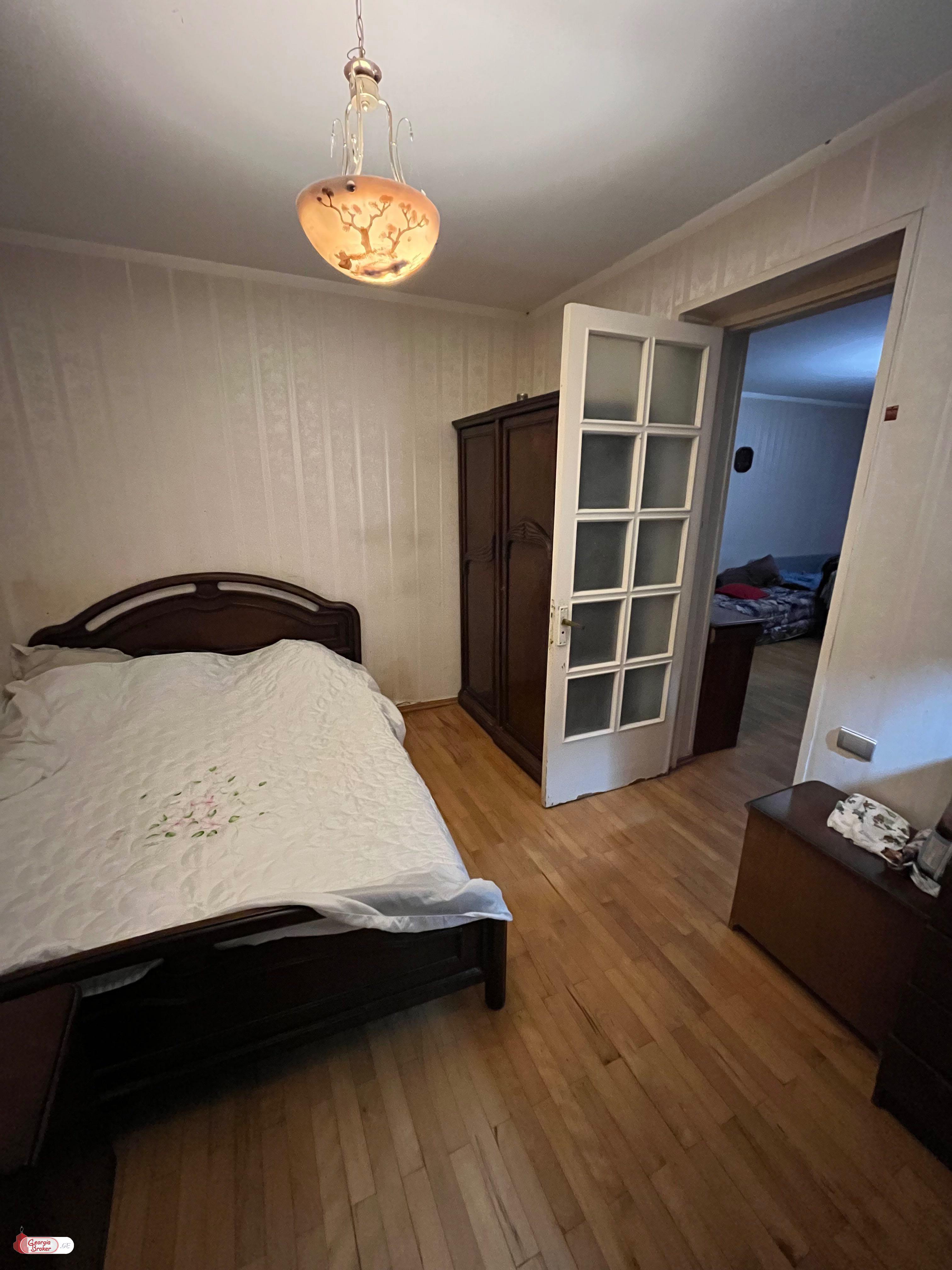 продается квартира со старым ремонтом 4-комнаты