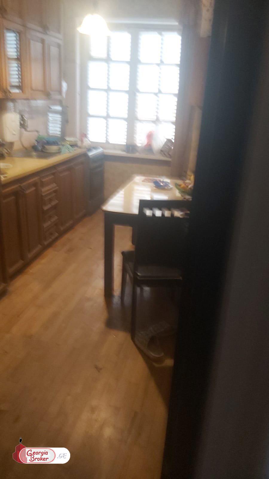 продается квартира со старым ремонтом 4-комнаты