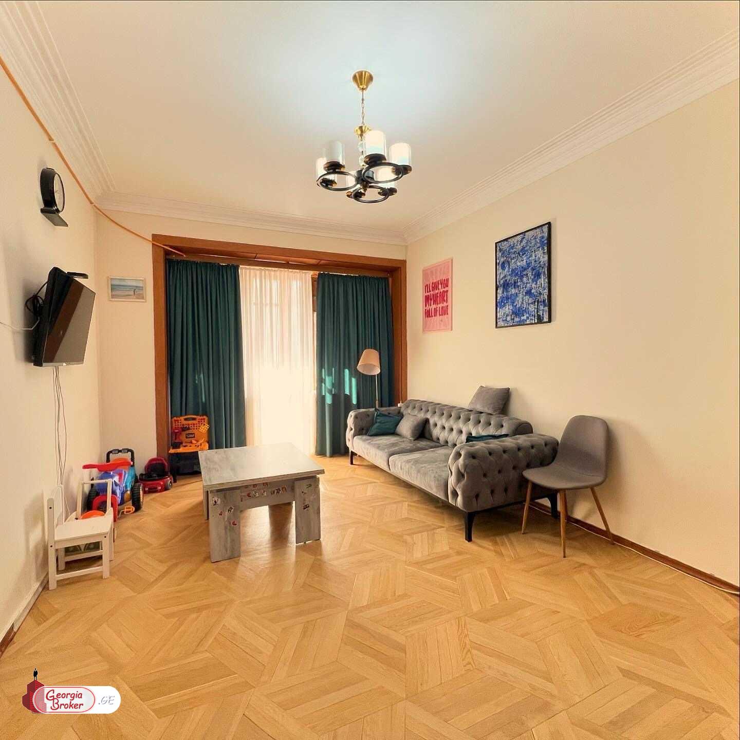 იყიდება ძველი გარემონტებული 4 ოთახიანი ბინა