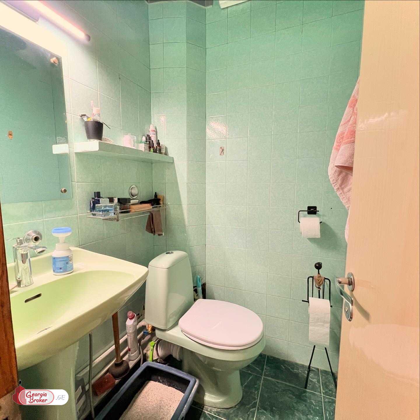 იყიდება ძველი გარემონტებული 4 ოთახიანი ბინა