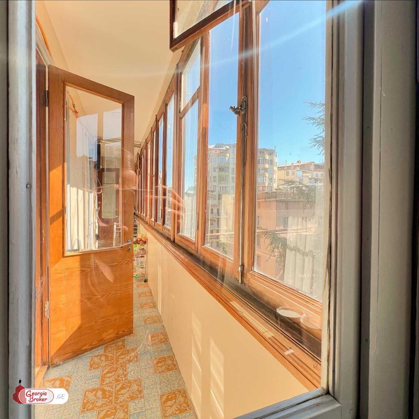 იყიდება ძველი გარემონტებული 4 ოთახიანი ბინა