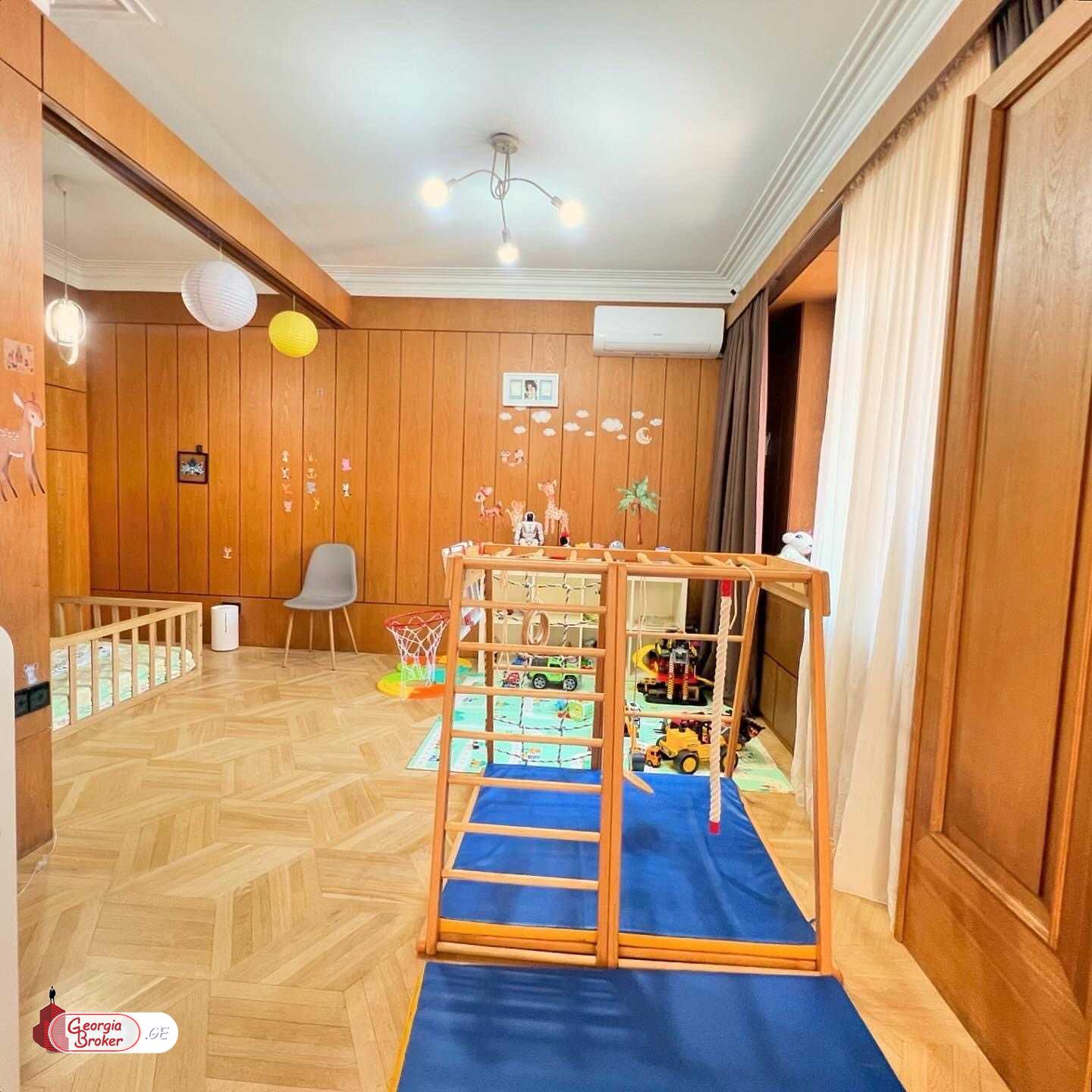 იყიდება ძველი გარემონტებული 4 ოთახიანი ბინა