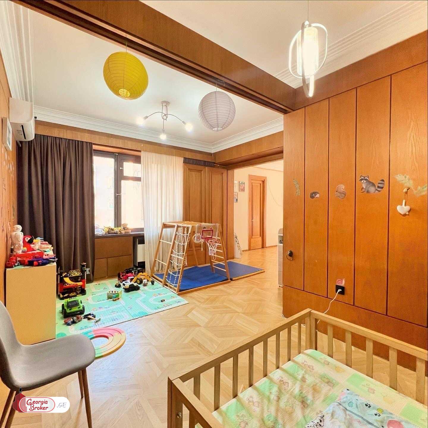 იყიდება ძველი გარემონტებული 4 ოთახიანი ბინა