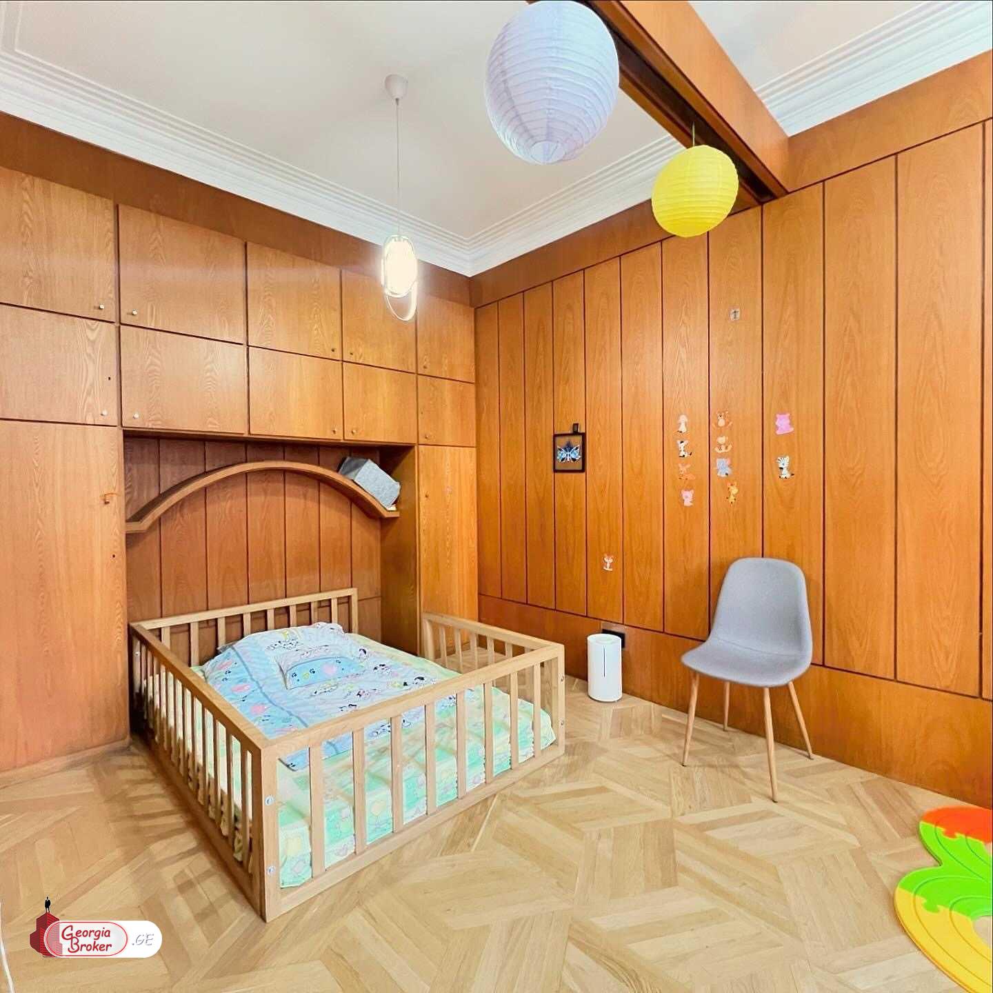 იყიდება ძველი გარემონტებული 4 ოთახიანი ბინა