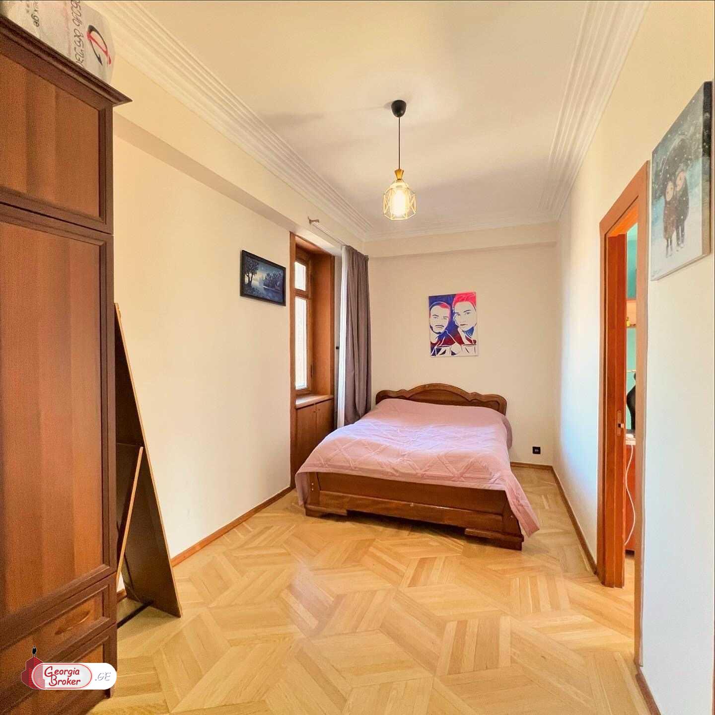 იყიდება ძველი გარემონტებული 4 ოთახიანი ბინა