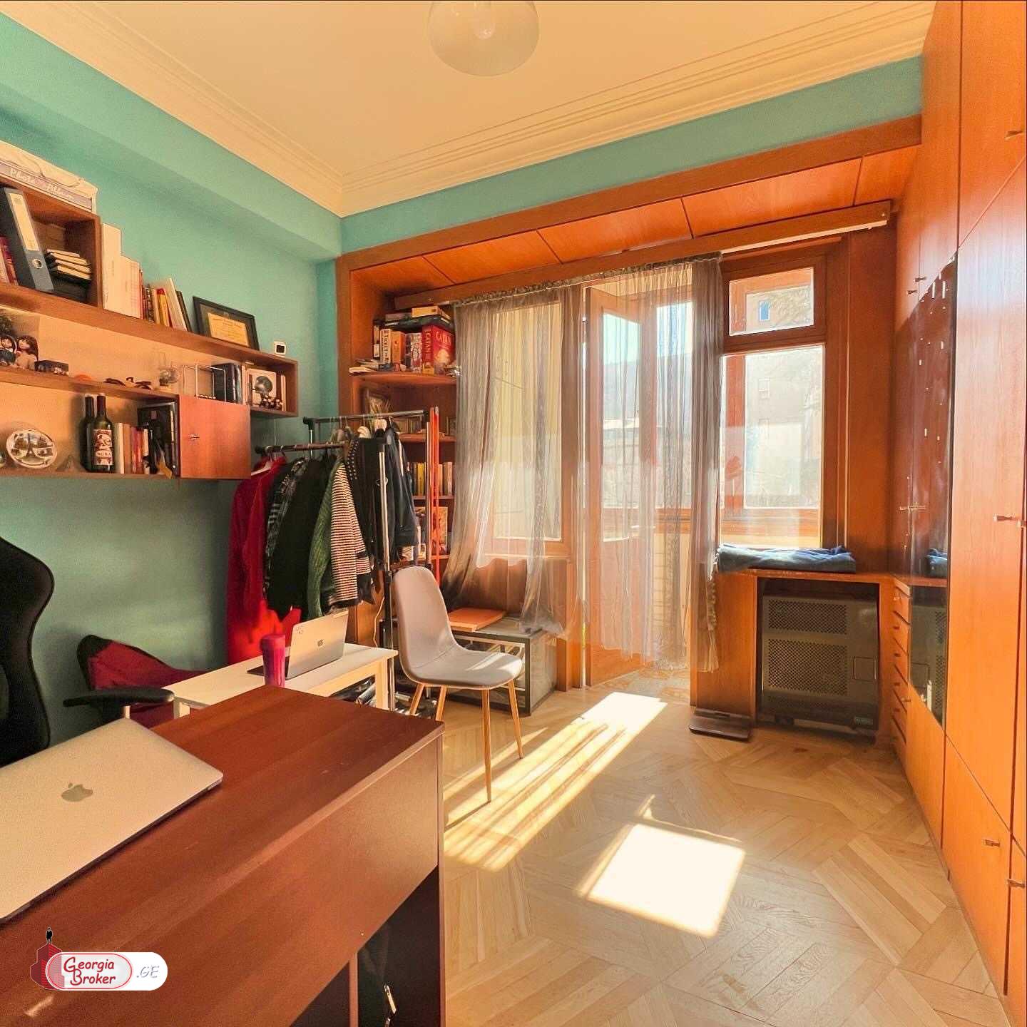 იყიდება ძველი გარემონტებული 4 ოთახიანი ბინა