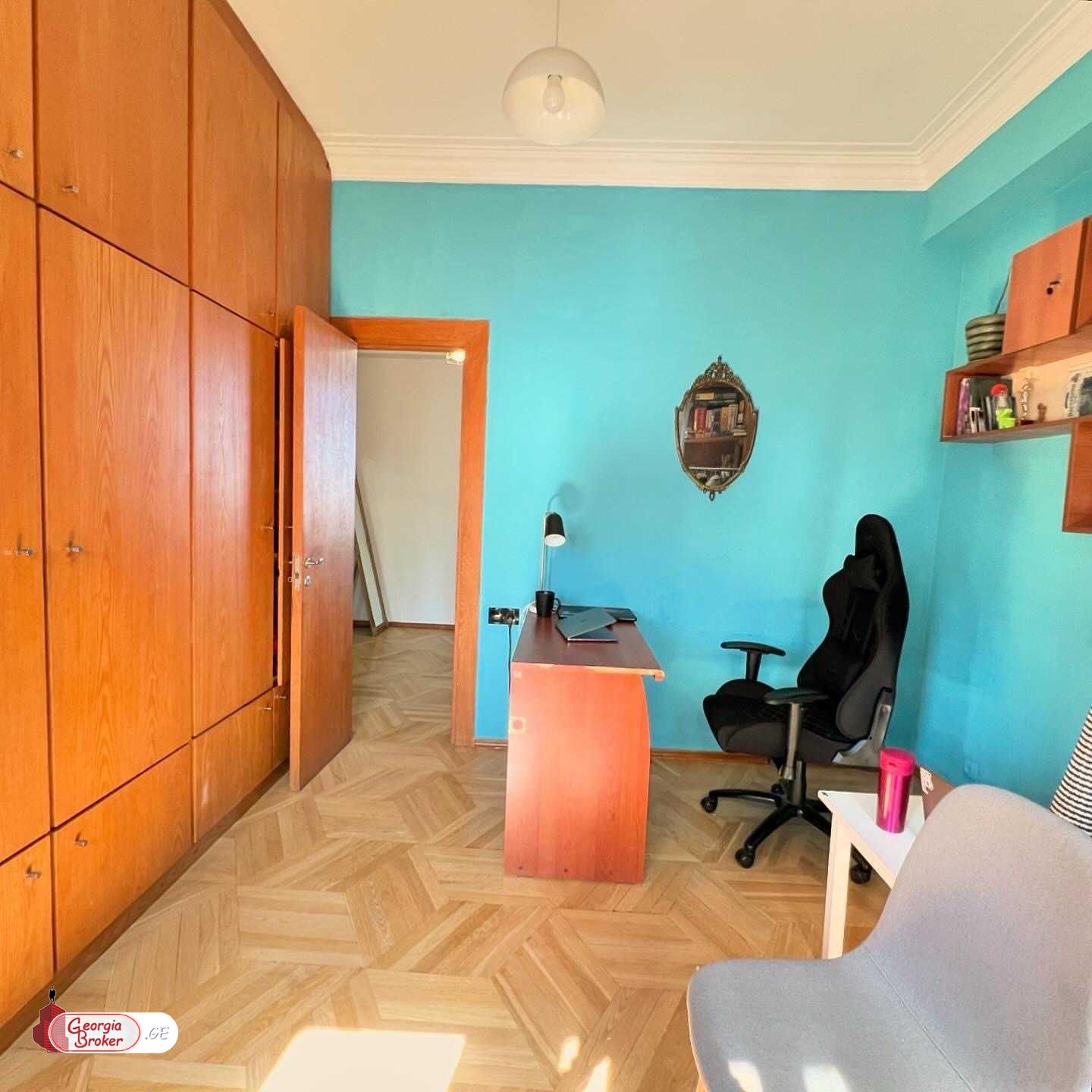 იყიდება ძველი გარემონტებული 4 ოთახიანი ბინა