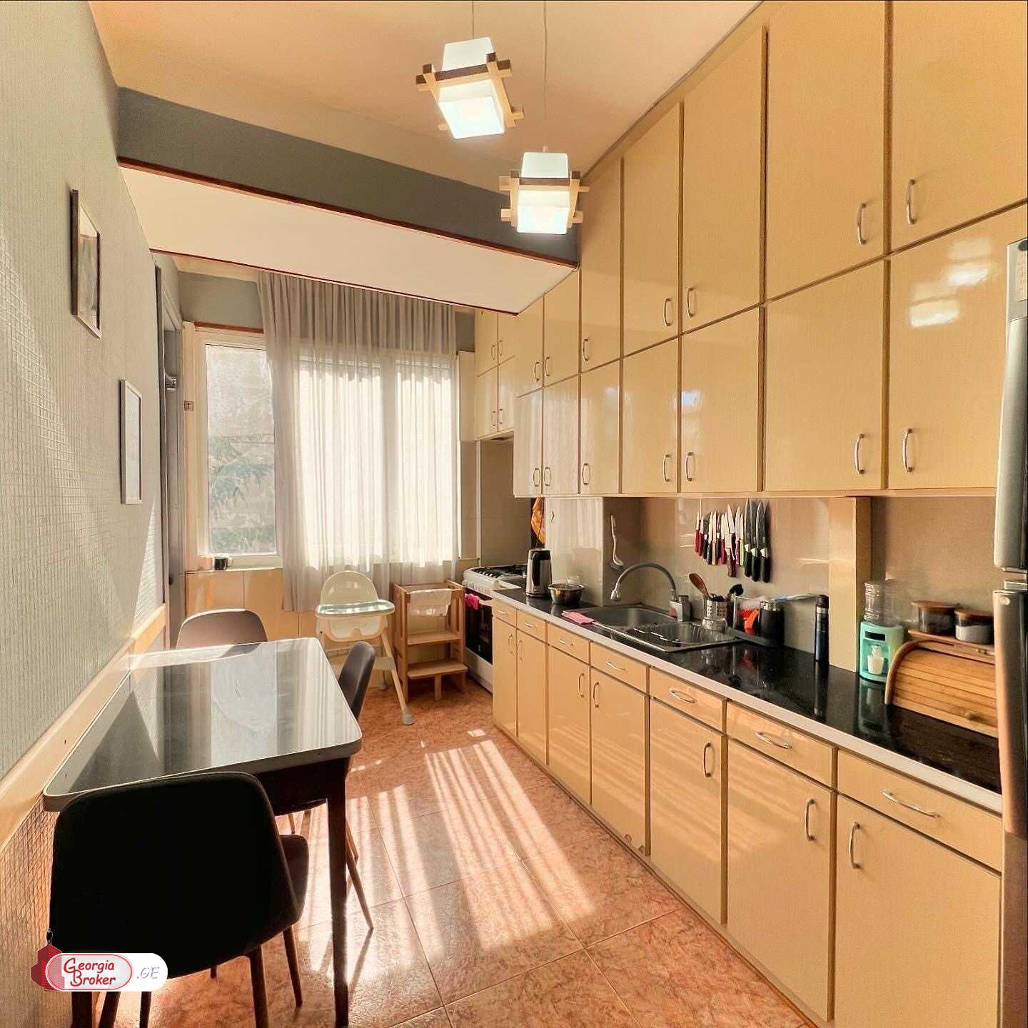 იყიდება ძველი გარემონტებული 4 ოთახიანი ბინა