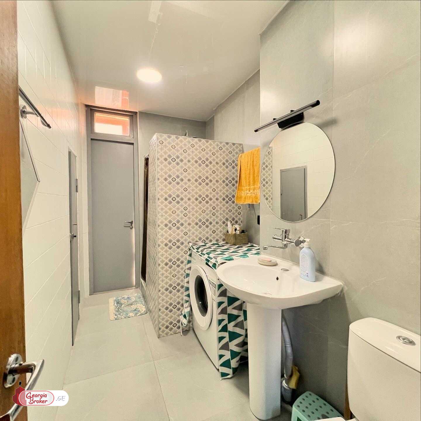 იყიდება ძველი გარემონტებული 4 ოთახიანი ბინა