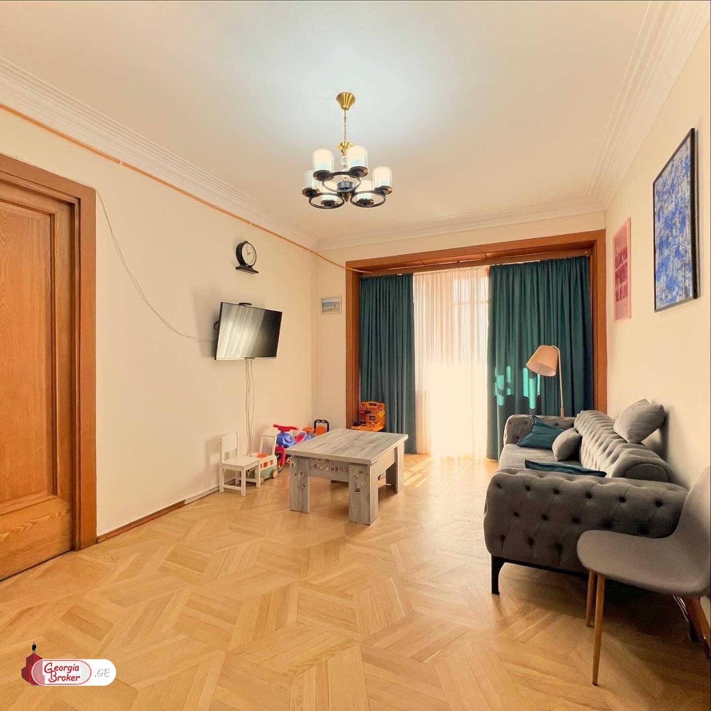 იყიდება ძველი გარემონტებული 4 ოთახიანი ბინა