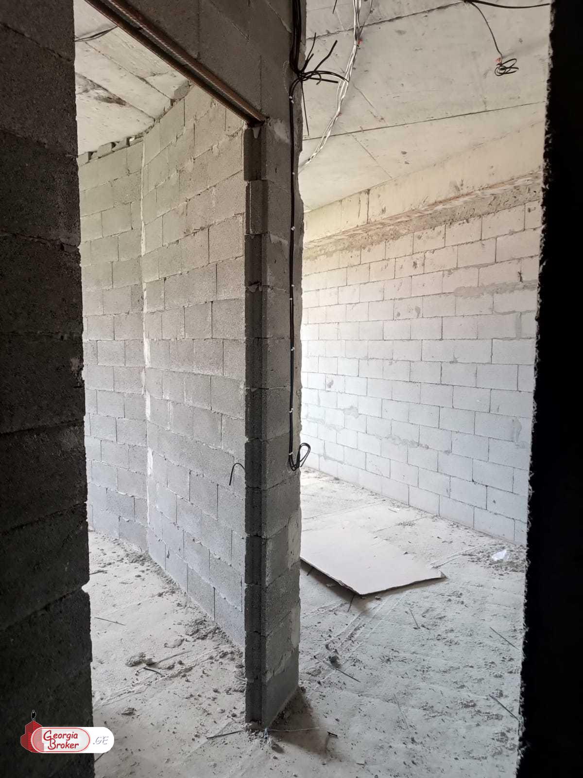 იყიდება ახალი აშენებული 2 ოთახიანი ბინა