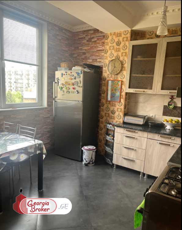 продается квартира с новым ремонтом 4-комнаты