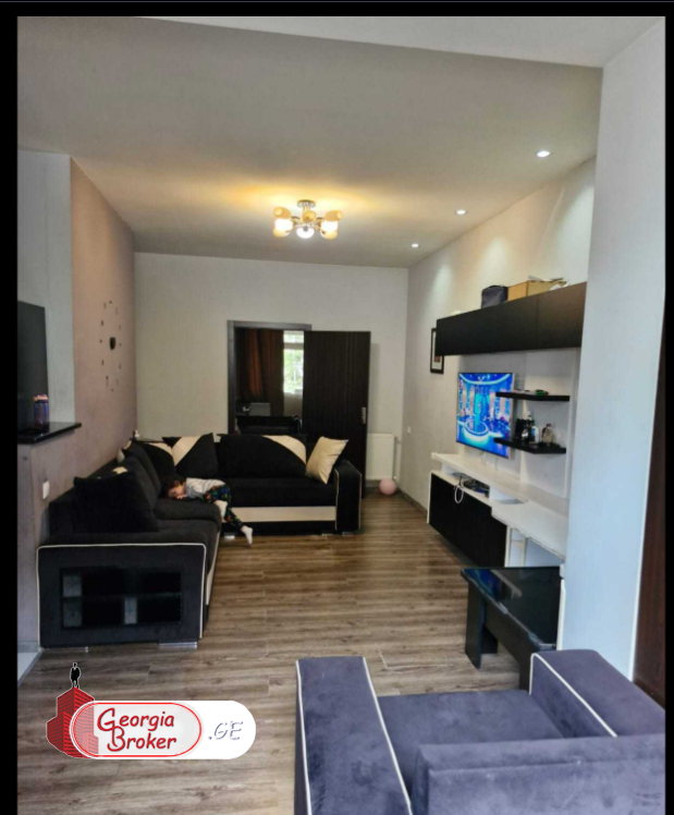 продается квартира со старым ремонтом 3-комнаты