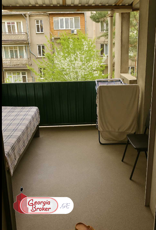 продается квартира со старым ремонтом 3-комнаты