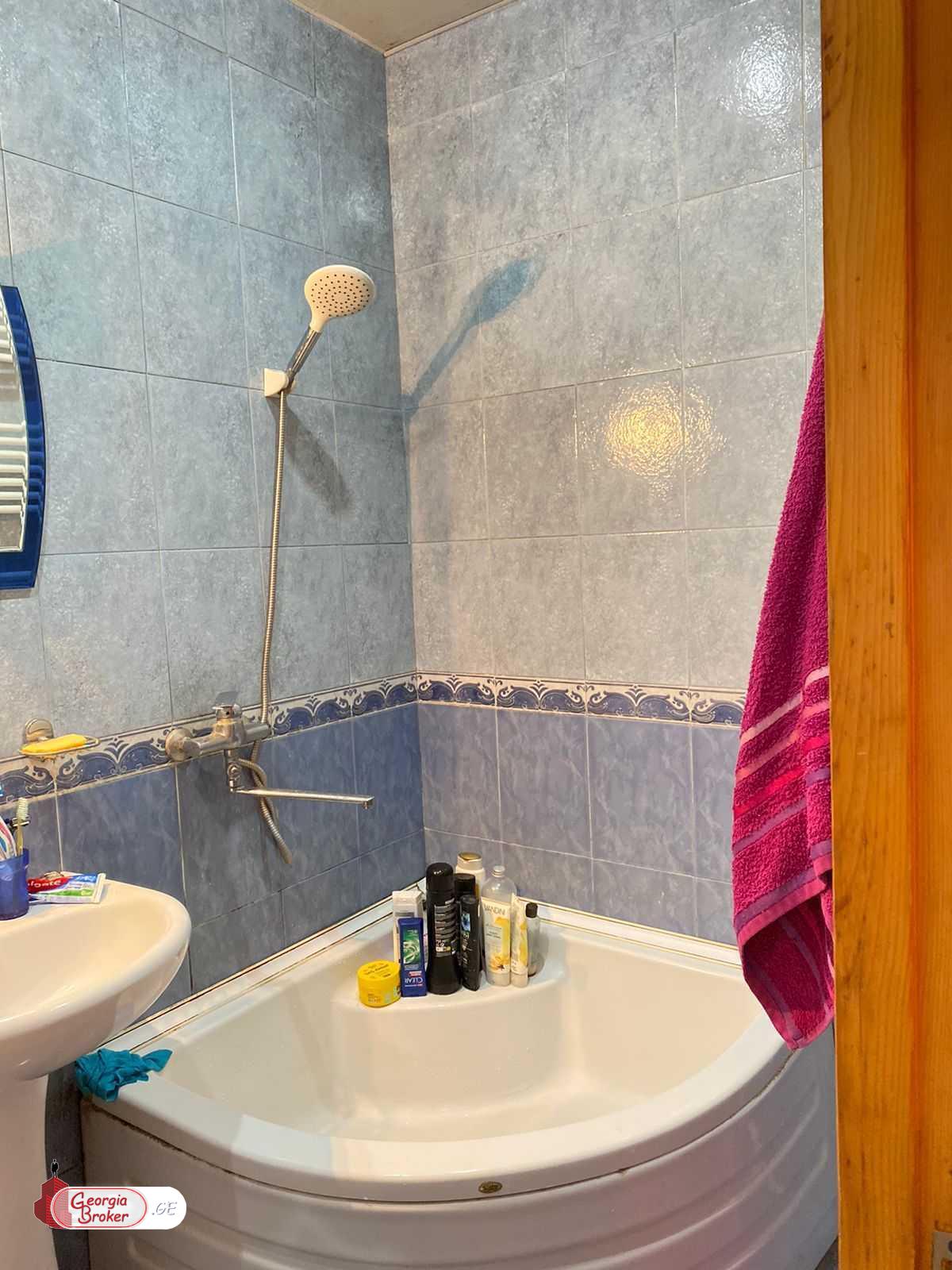 продается квартира с новым ремонтом 3-комнаты