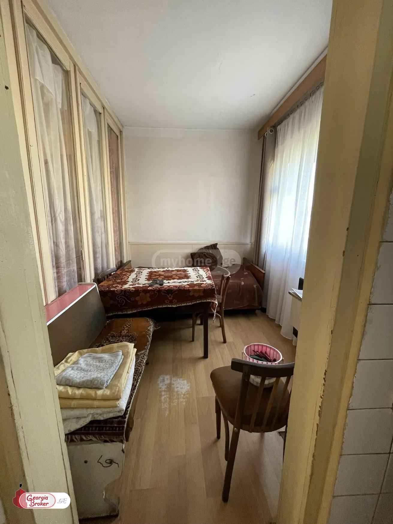 იყიდება ძველი გარემონტებული 3 ოთახიანი ბინა