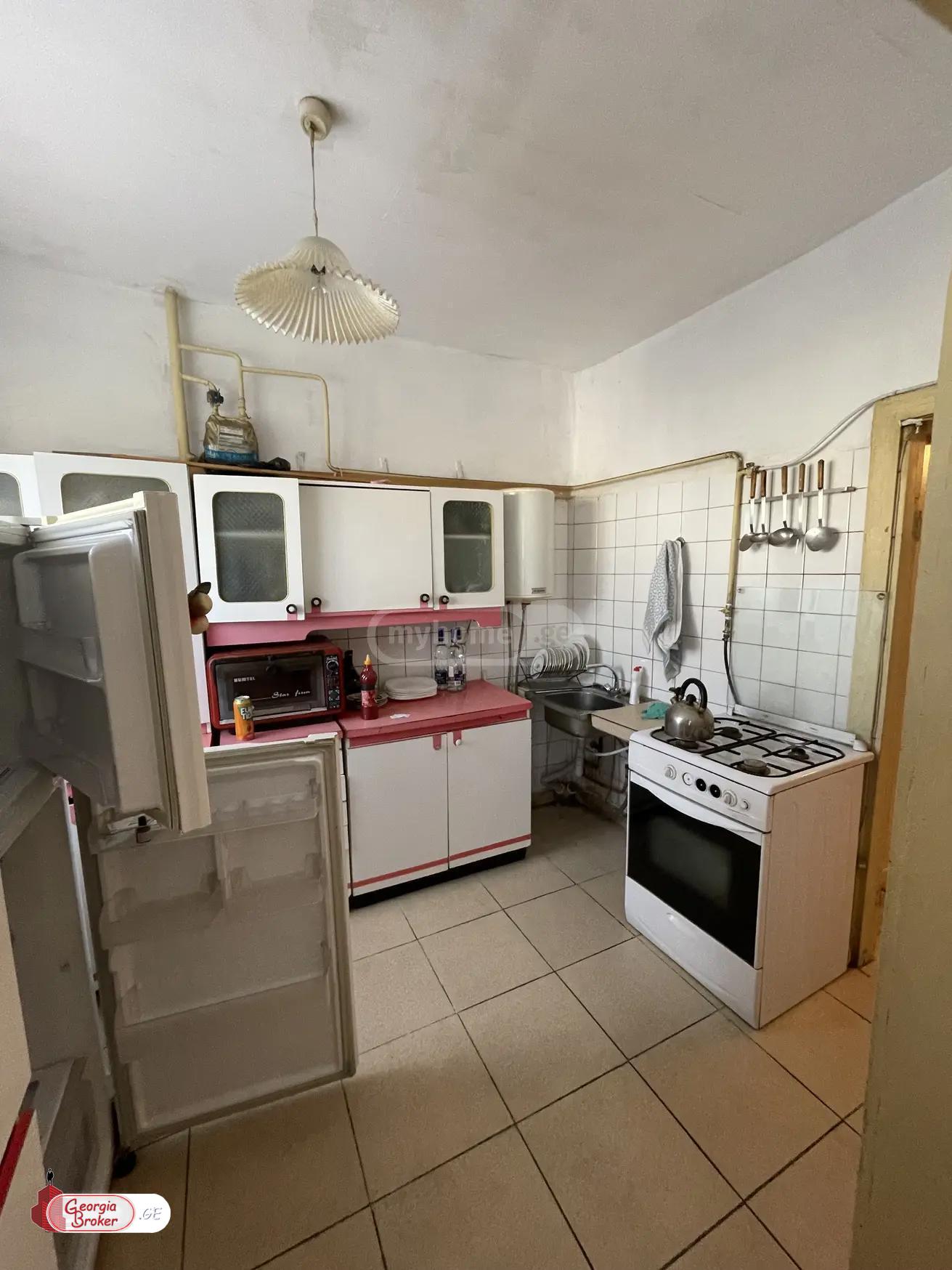 იყიდება ძველი გარემონტებული 3 ოთახიანი ბინა