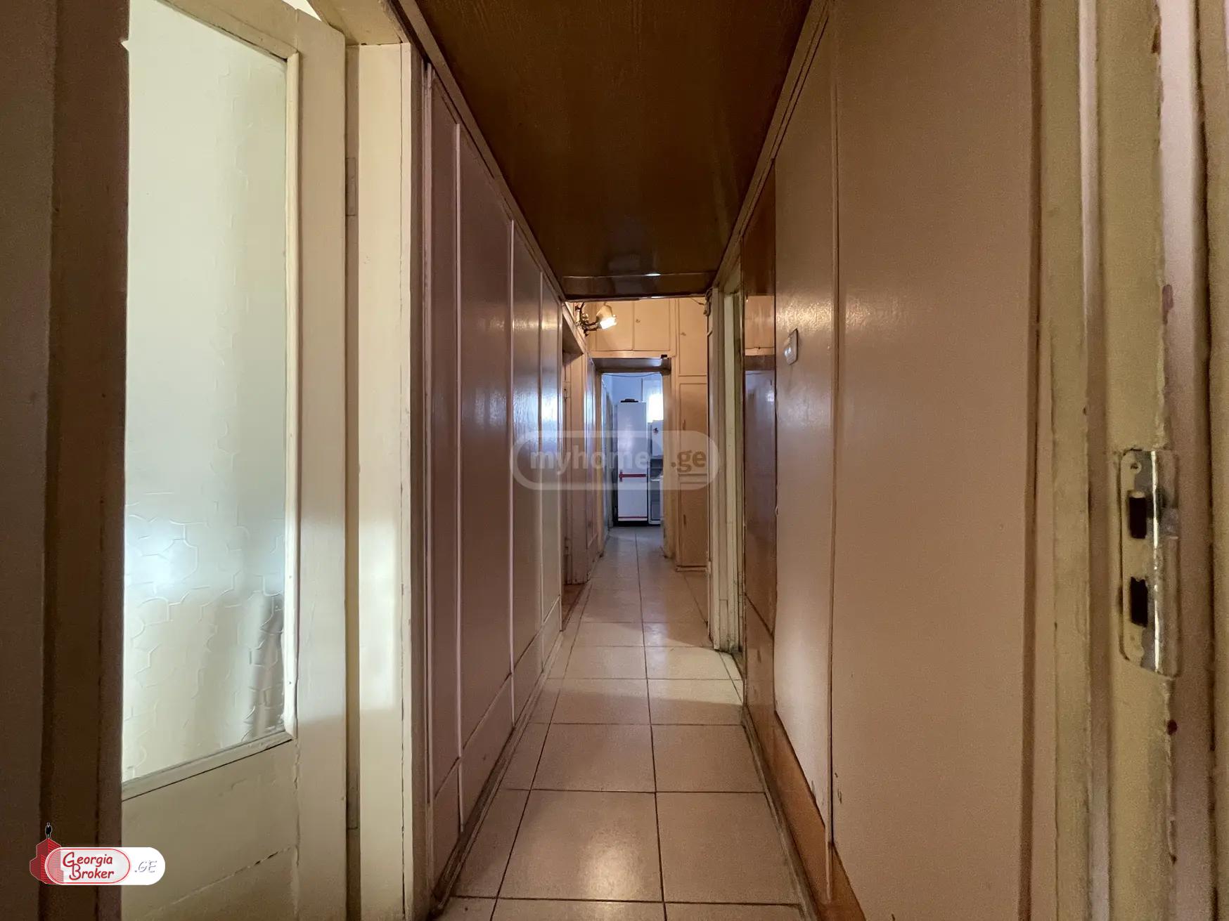 იყიდება ძველი გარემონტებული 3 ოთახიანი ბინა