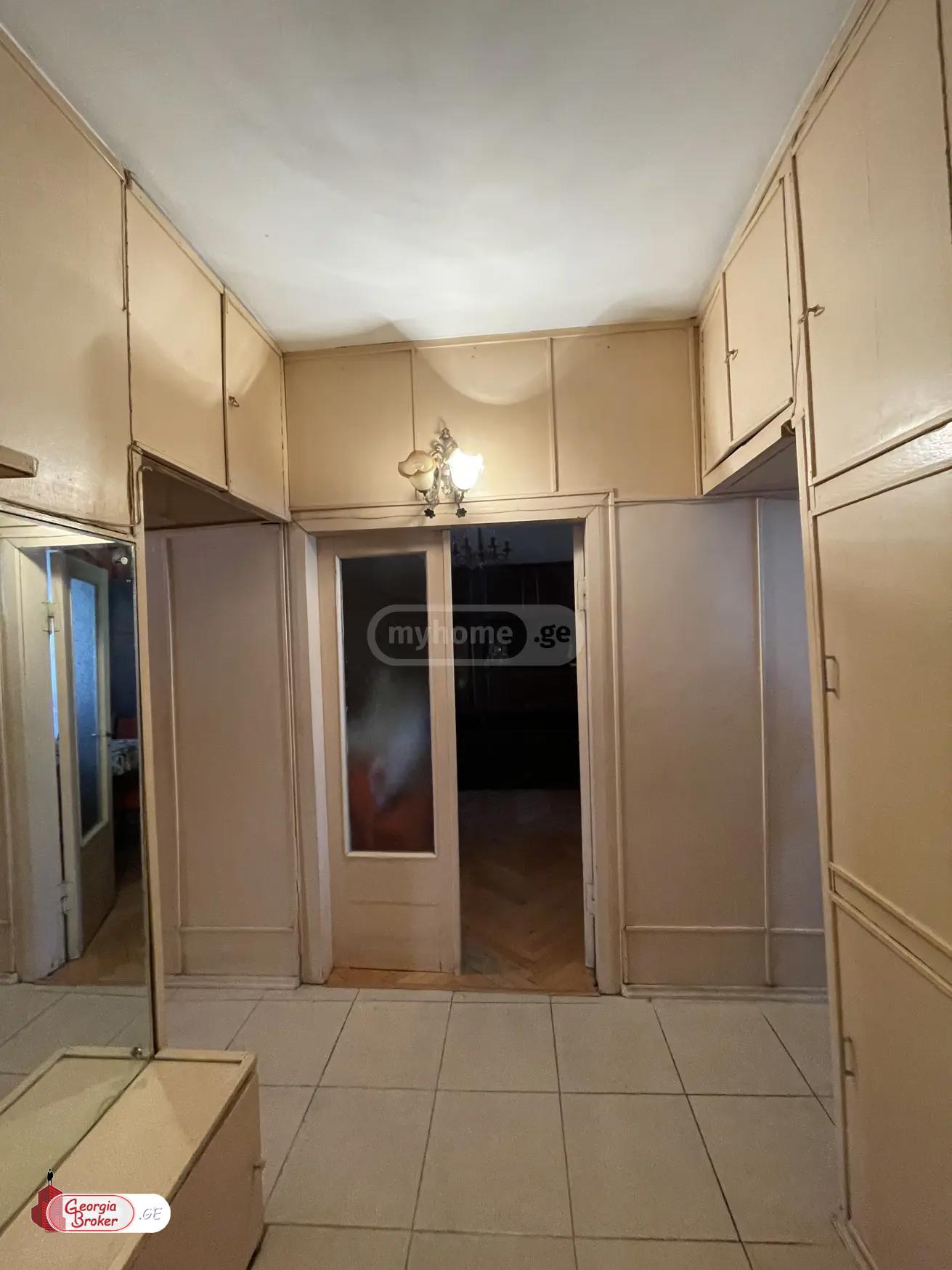 იყიდება ძველი გარემონტებული 3 ოთახიანი ბინა