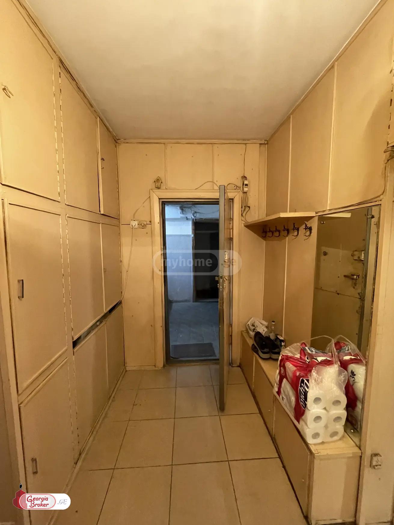 იყიდება ძველი გარემონტებული 3 ოთახიანი ბინა