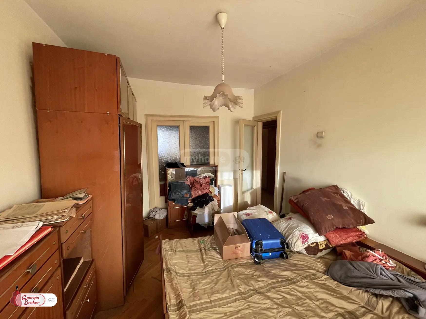 იყიდება ძველი გარემონტებული 3 ოთახიანი ბინა