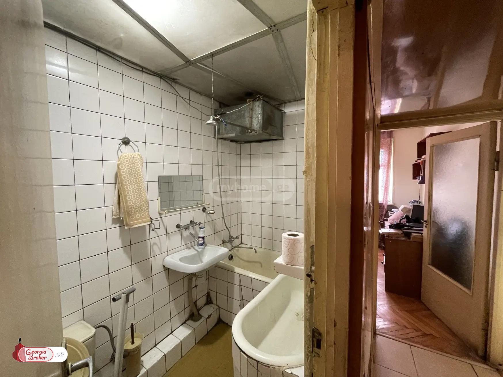 იყიდება ძველი გარემონტებული 3 ოთახიანი ბინა