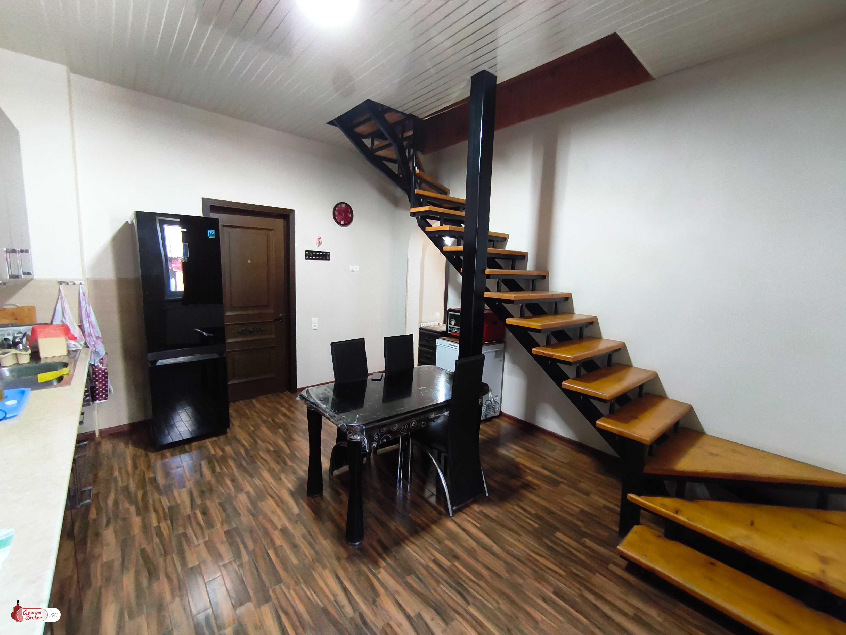 продается дом с новым ремонтом 3-комнаты