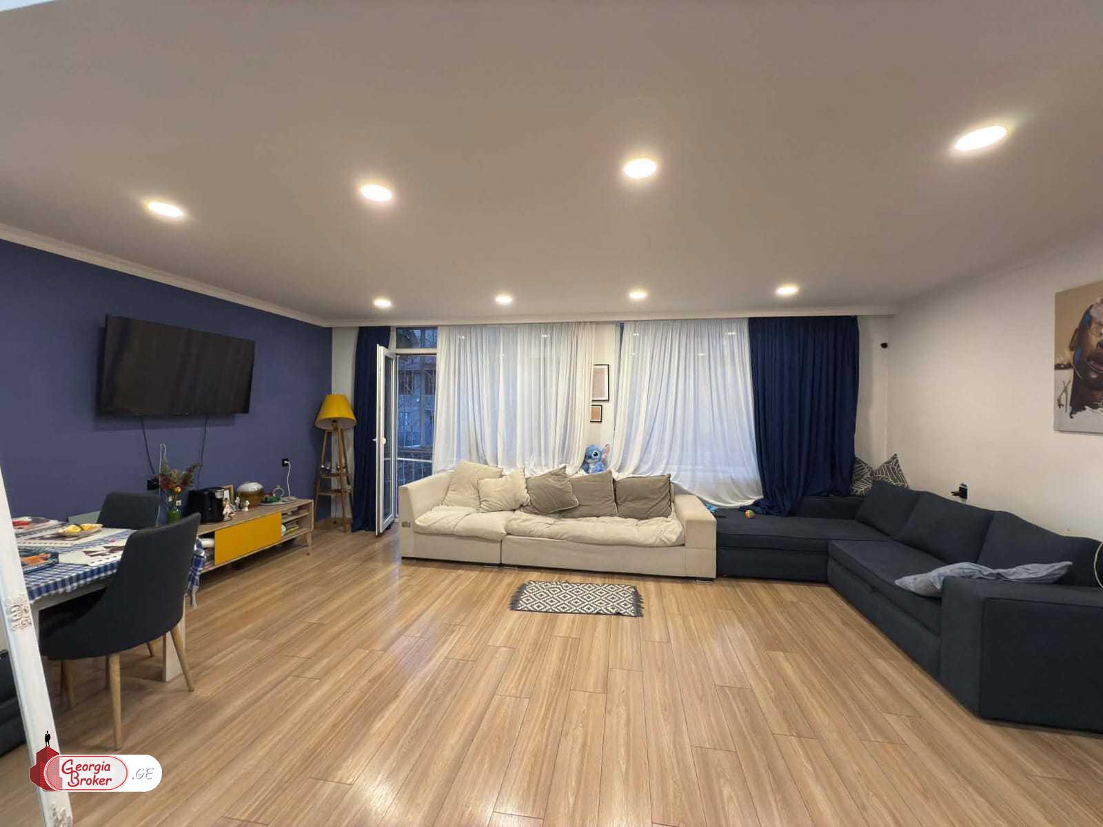 იყიდება ახალი გარემონტებული 5 ოთახიანი ბინა