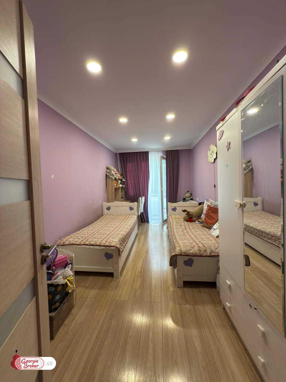 იყიდება ახალი გარემონტებული 5 ოთახიანი ბინა