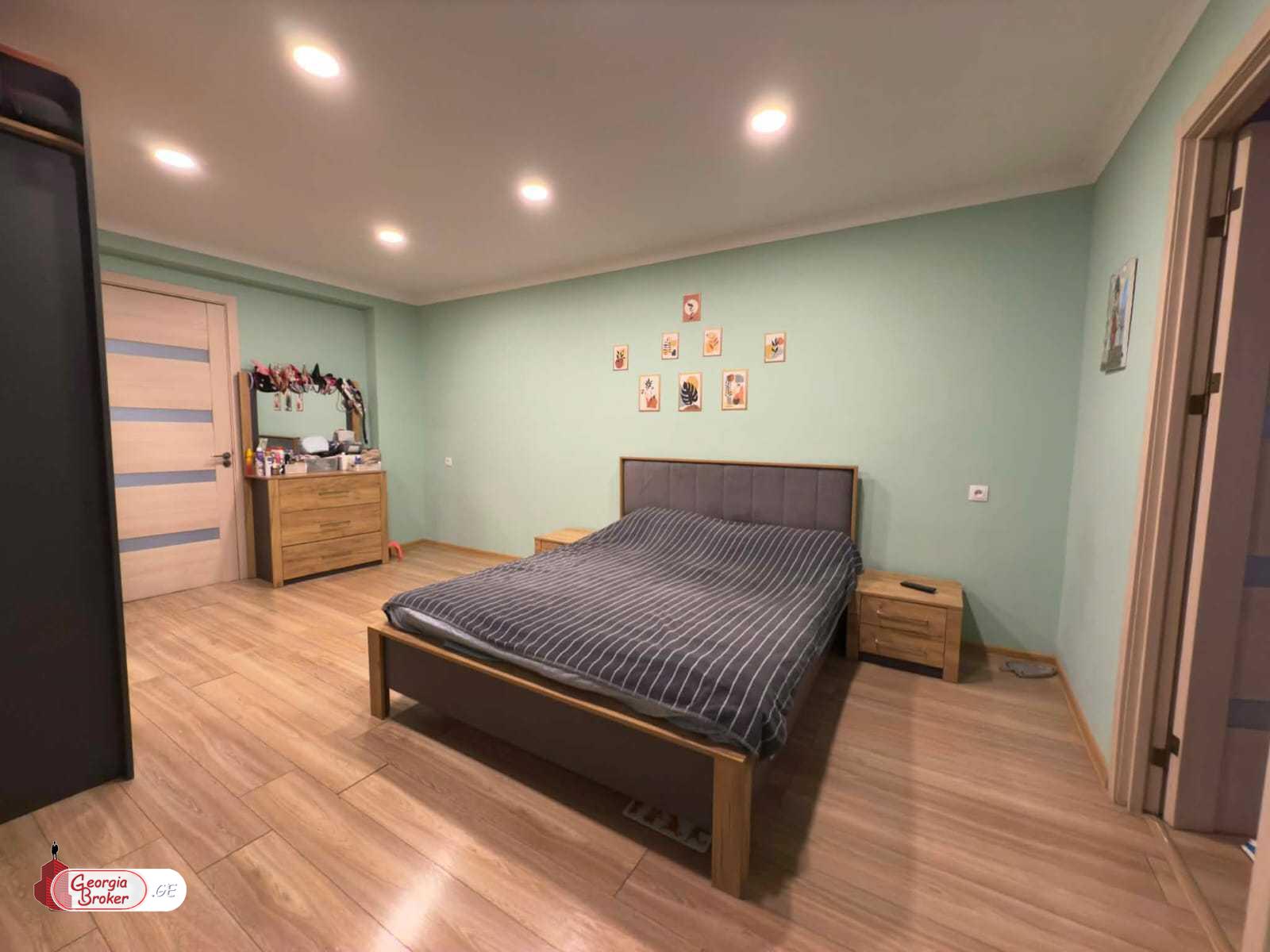 იყიდება ახალი გარემონტებული 5 ოთახიანი ბინა