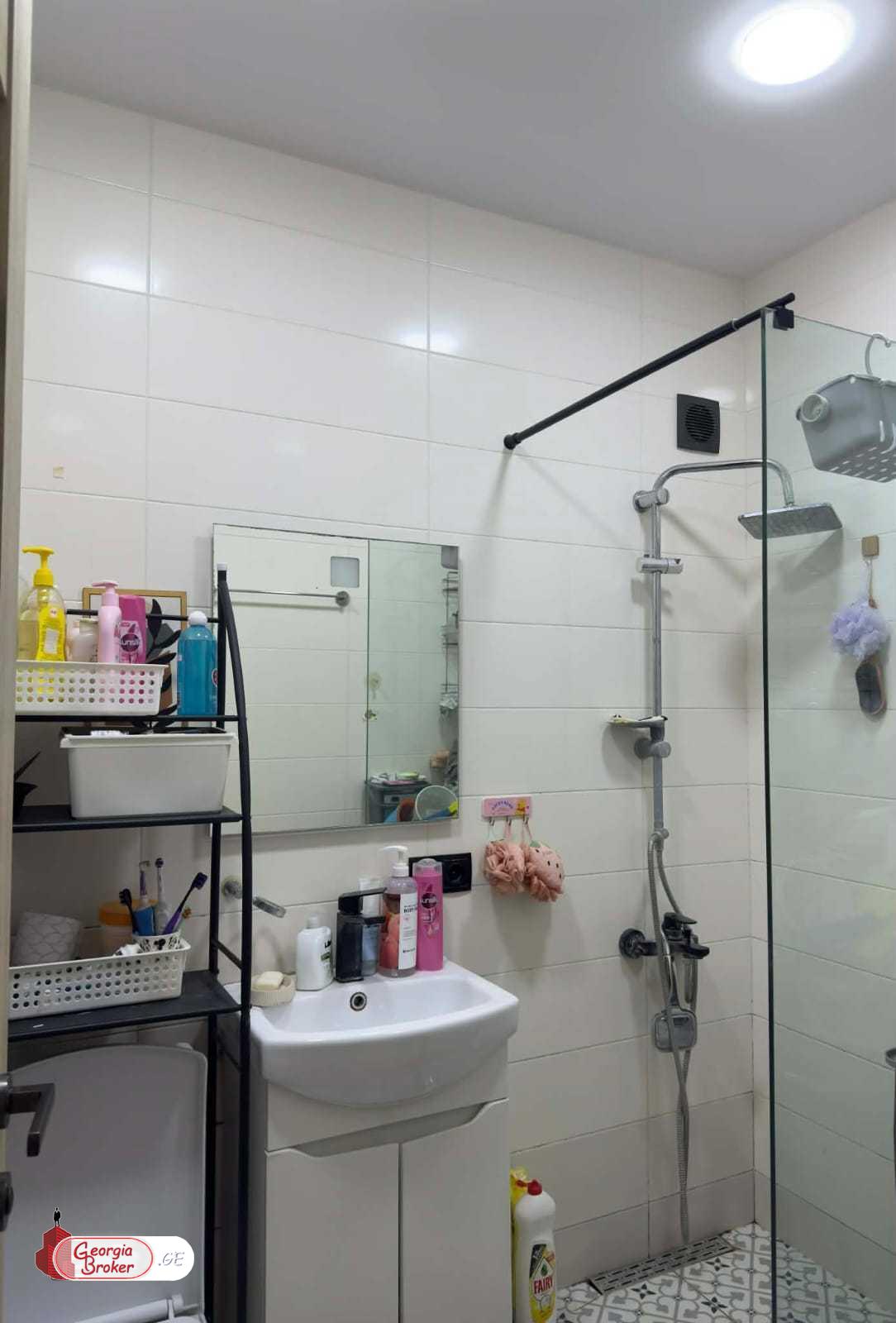 იყიდება ახალი გარემონტებული 5 ოთახიანი ბინა