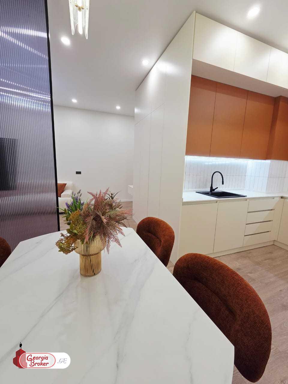 იყიდება ახალი გარემონტებული 2 ოთახიანი ბინა