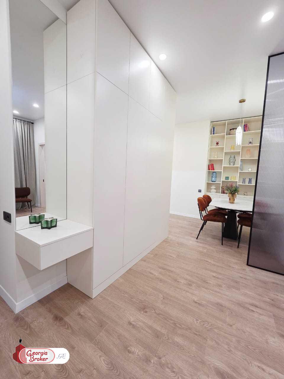 იყიდება ახალი გარემონტებული 2 ოთახიანი ბინა