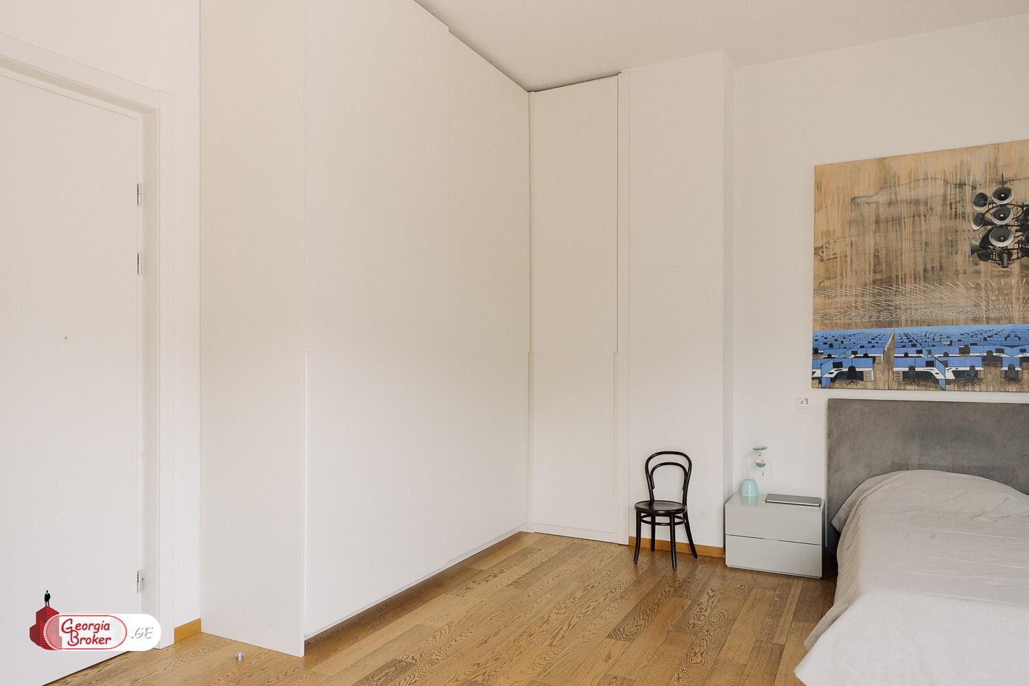 ქირავდება ახალი გარემონტებული 8 ოთახიანი ბინა